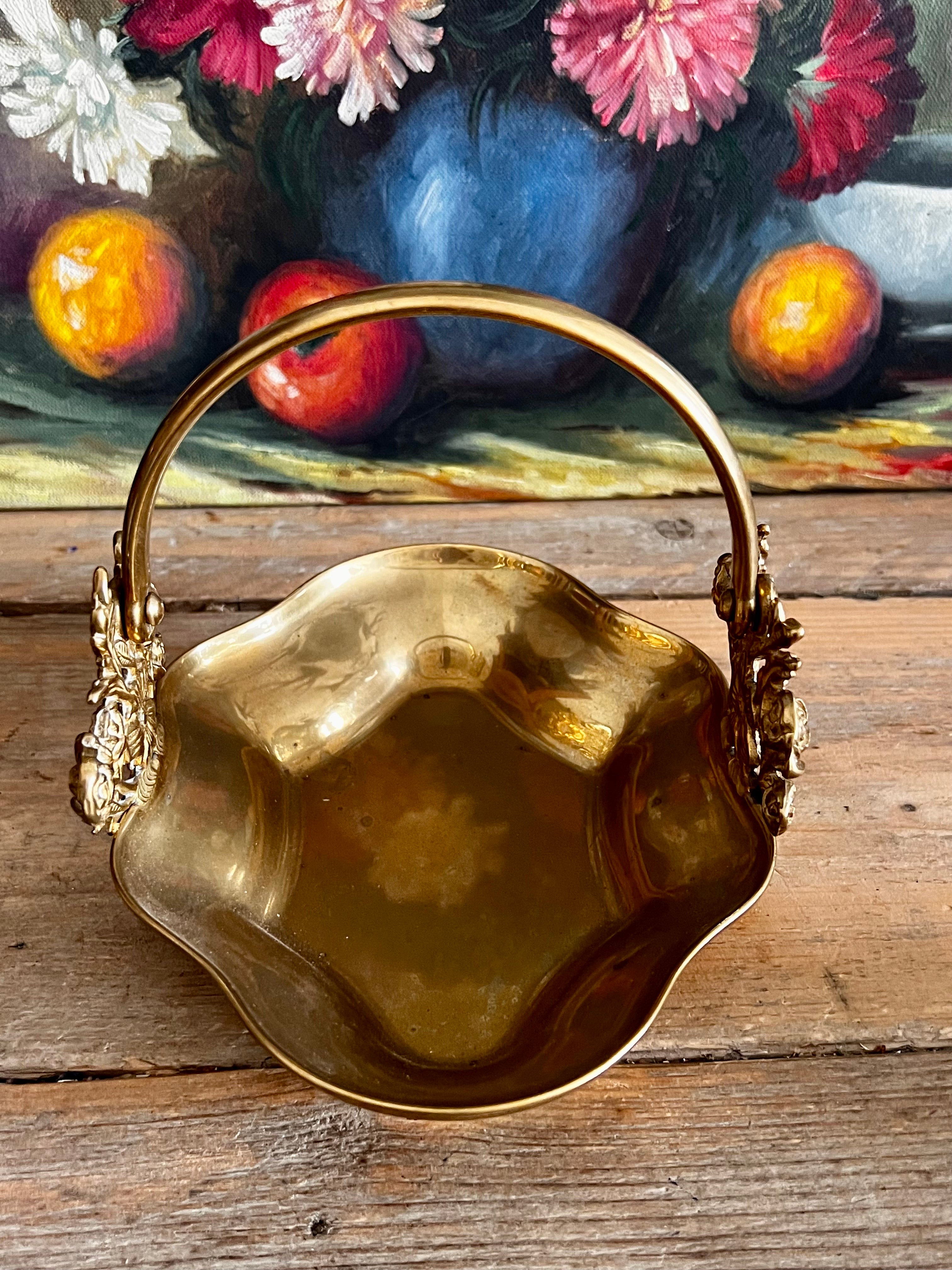 Mandje van messing met rozenornament