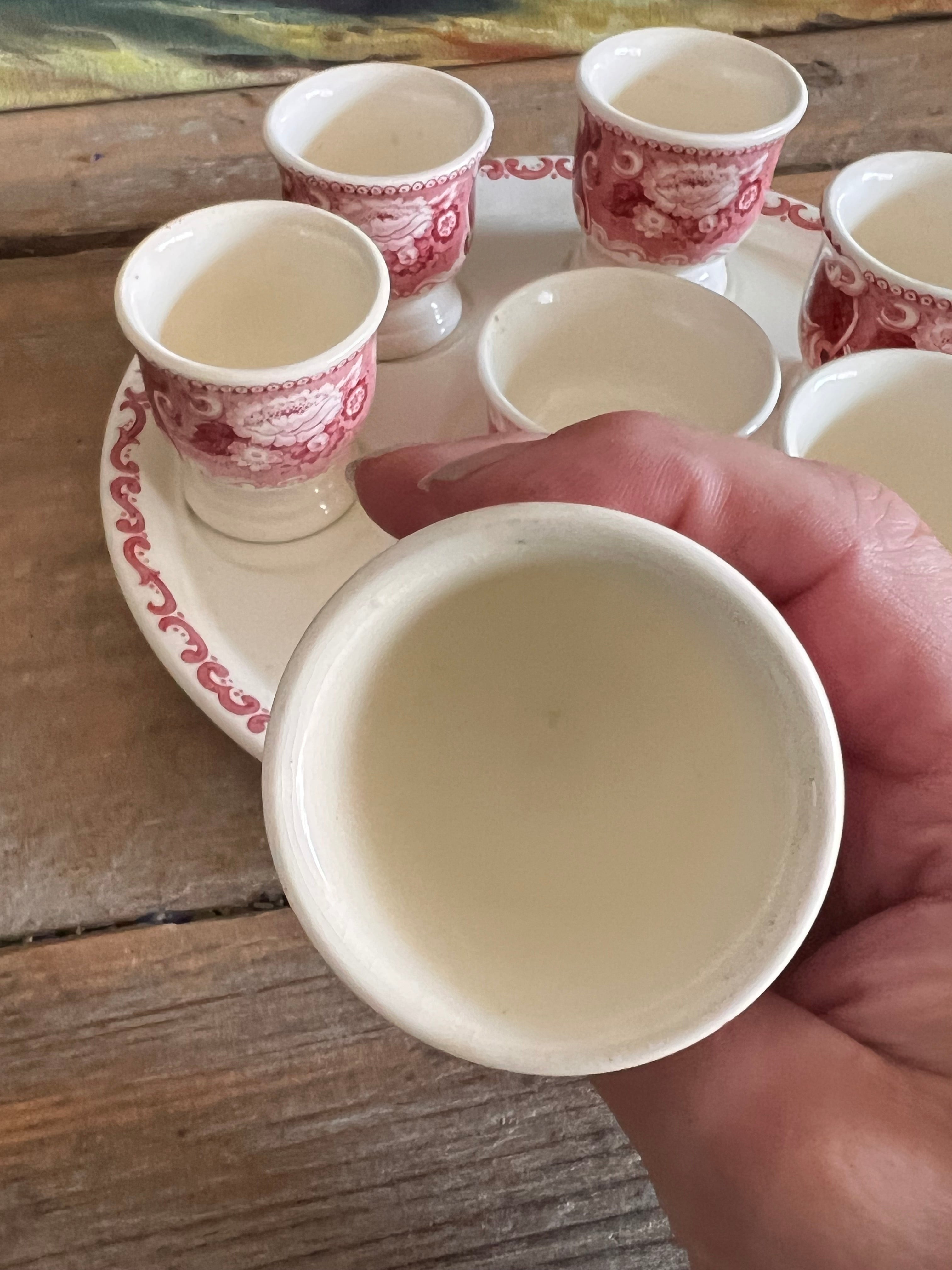 Societe Ceraique eierdopje, Victoria rood eierdopje, zoutvaatje aardewerk, keramiek Maastricht, vintage keramiek, eierdopje met zoutvaatje, Nederlands aardewerk, collectable eierdopje, keramiek webshop