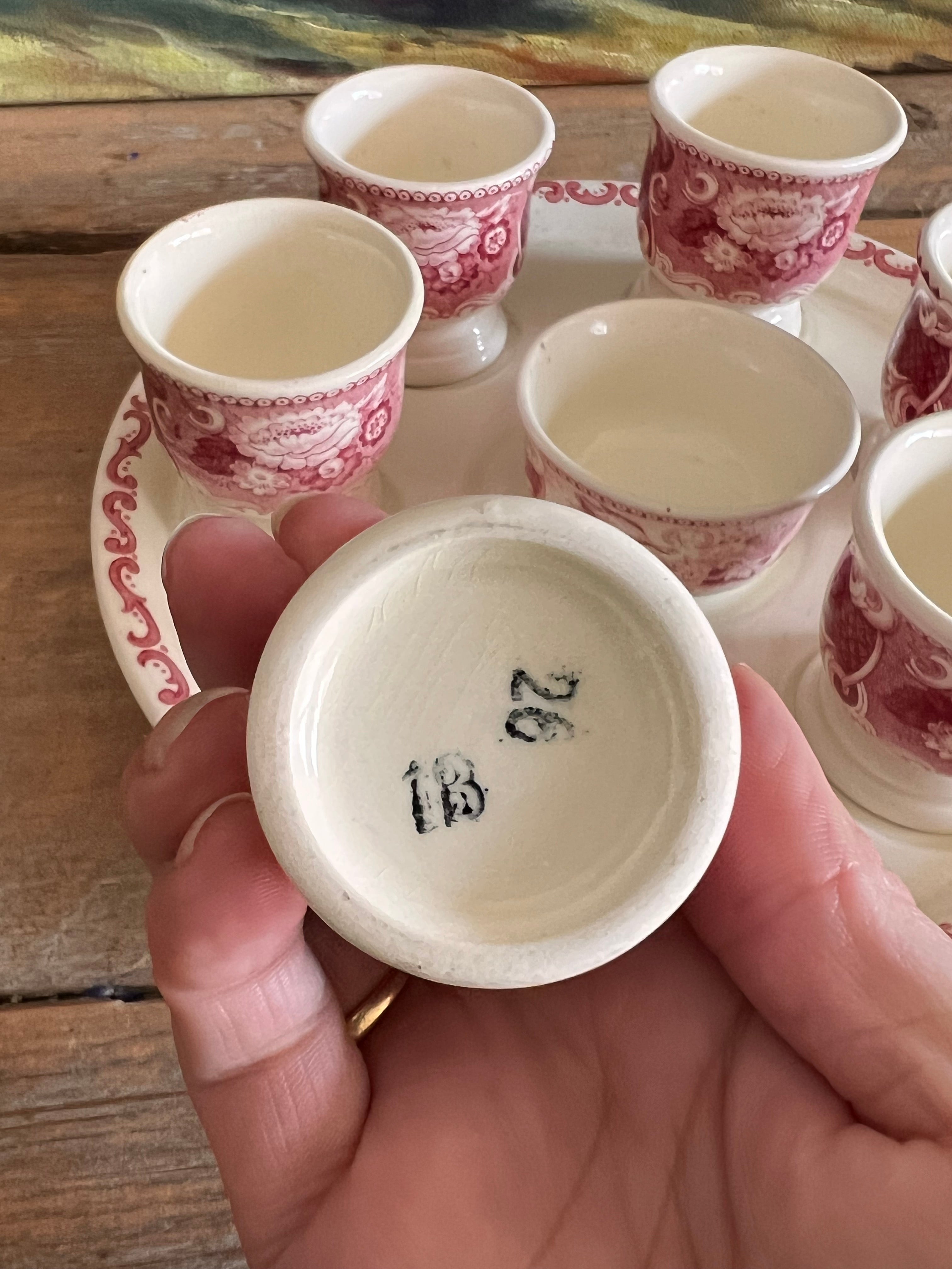 Societe Ceraique eierdopje, Victoria rood eierdopje, zoutvaatje aardewerk, keramiek Maastricht, vintage keramiek, eierdopje met zoutvaatje, Nederlands aardewerk, collectable eierdopje, keramiek webshop