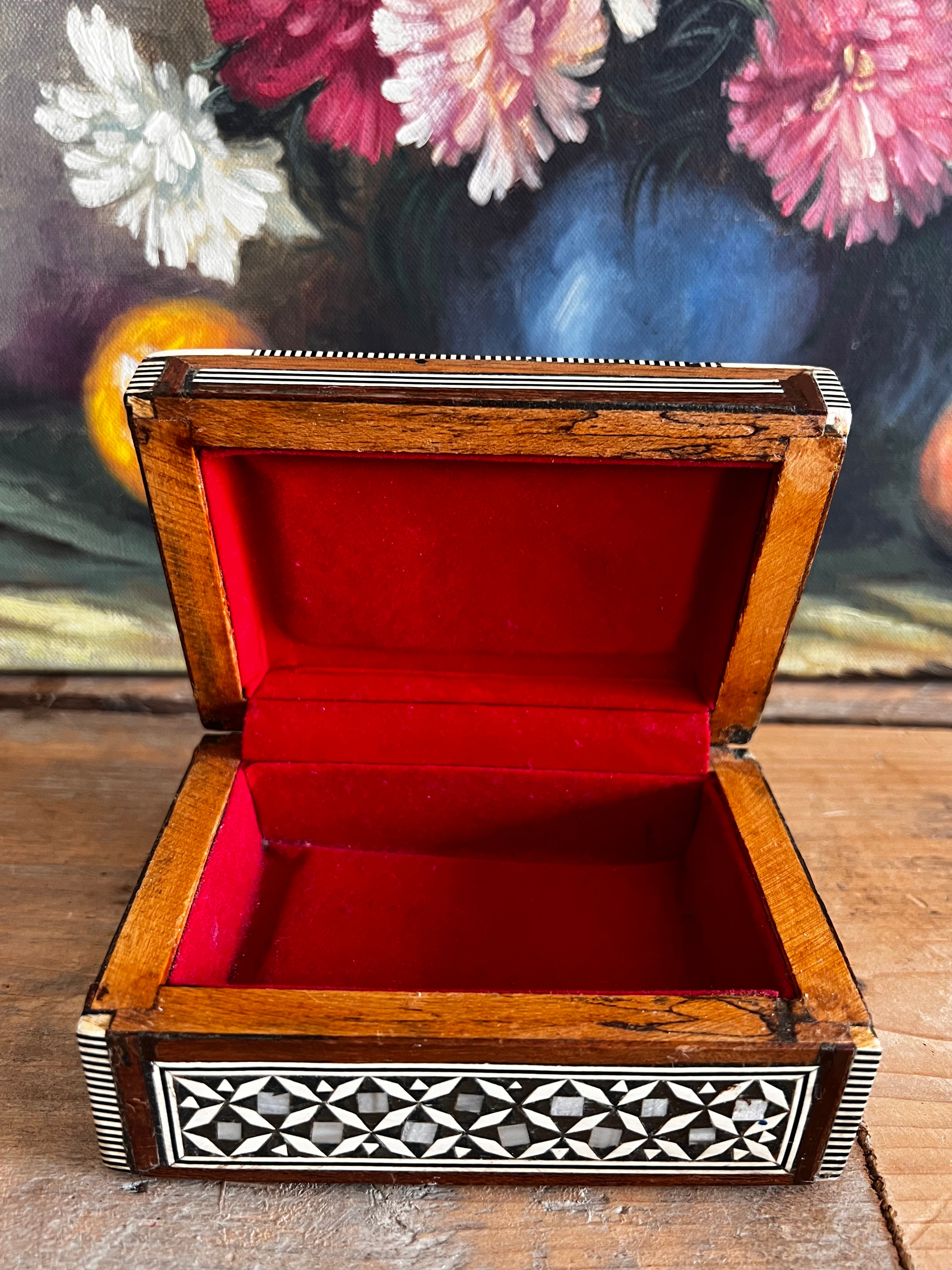 vintage opbergdoosje, parelmoer inleg, rood fluwelen binnenkant, sieradendoosje vintage, decoratief opbergdoosje, stermotief doosje, luxe opbergdoosje, vintage cadeauidee, sieradenbewaarbox, parelmoer doosje