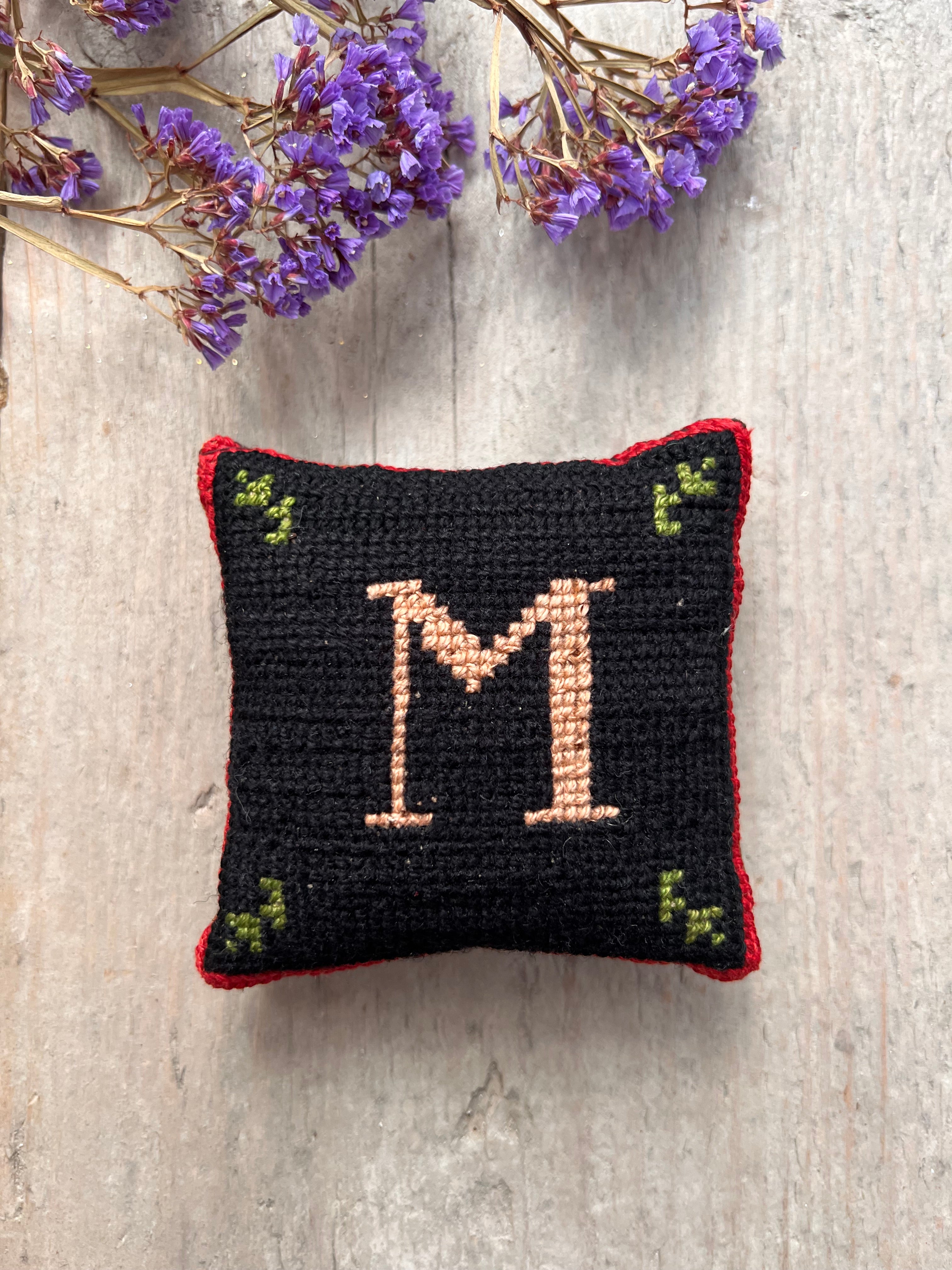 Vintage speldenkussentje "M"