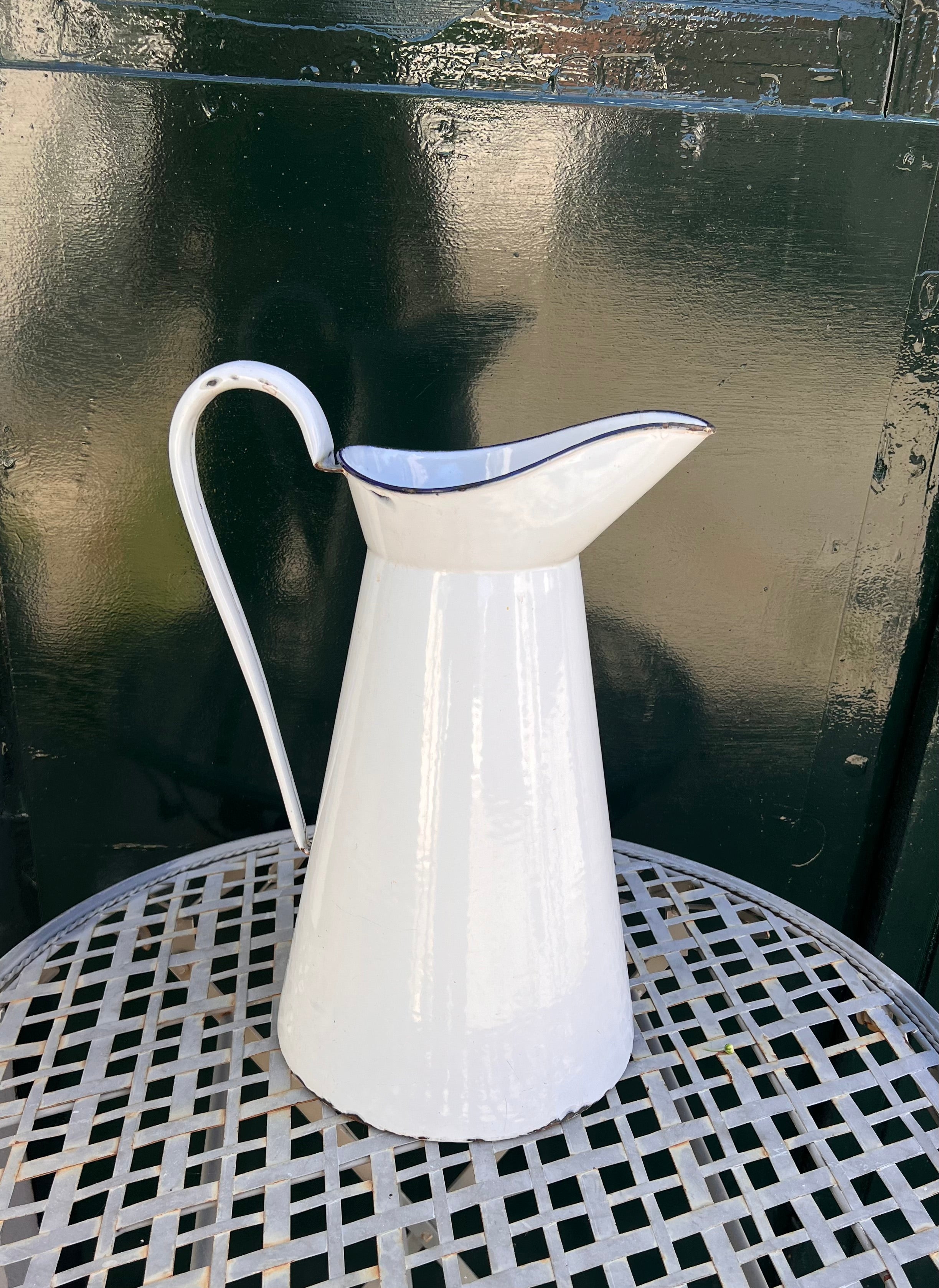 Grote witte emaille waterkan