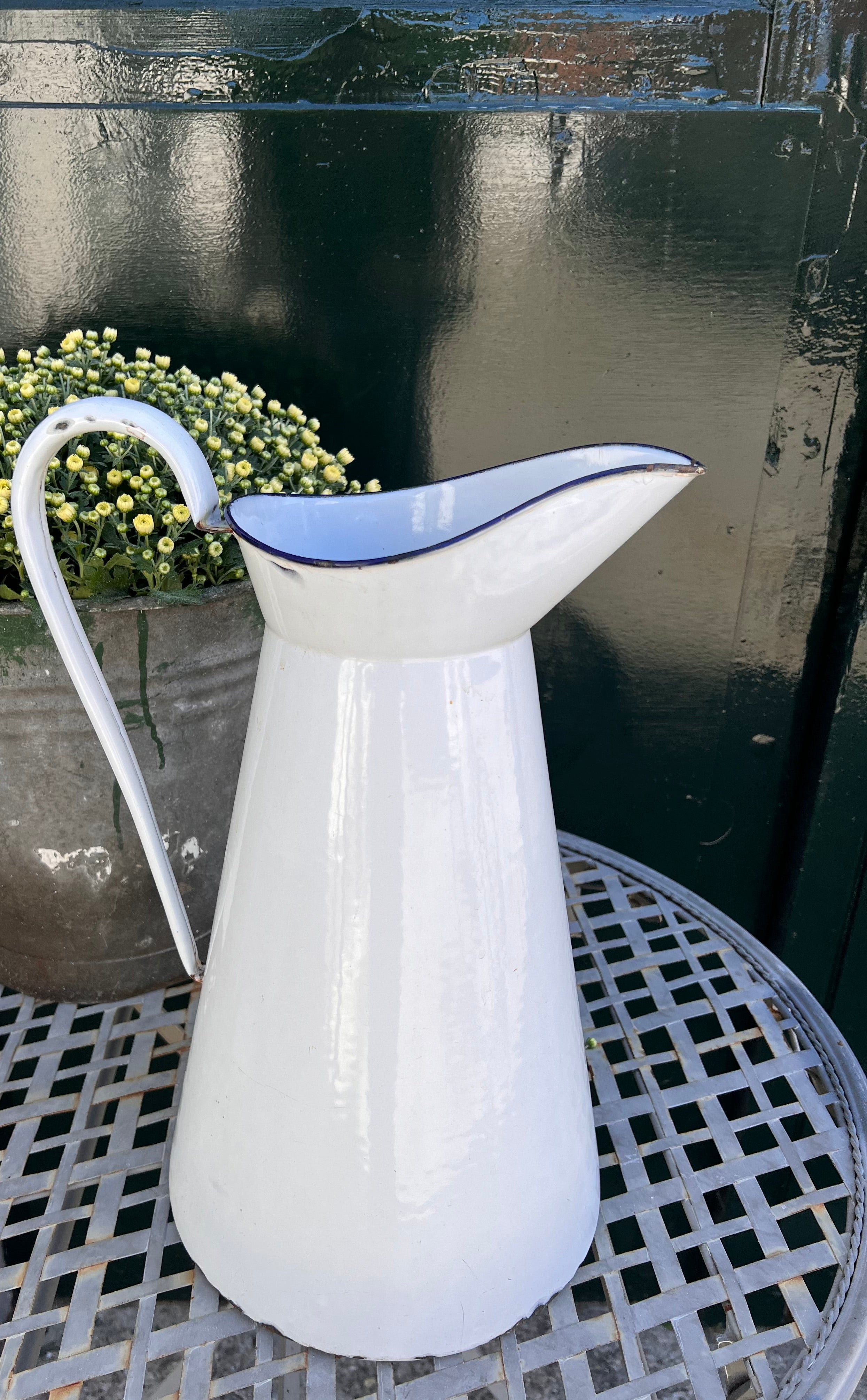 Grote witte emaille waterkan