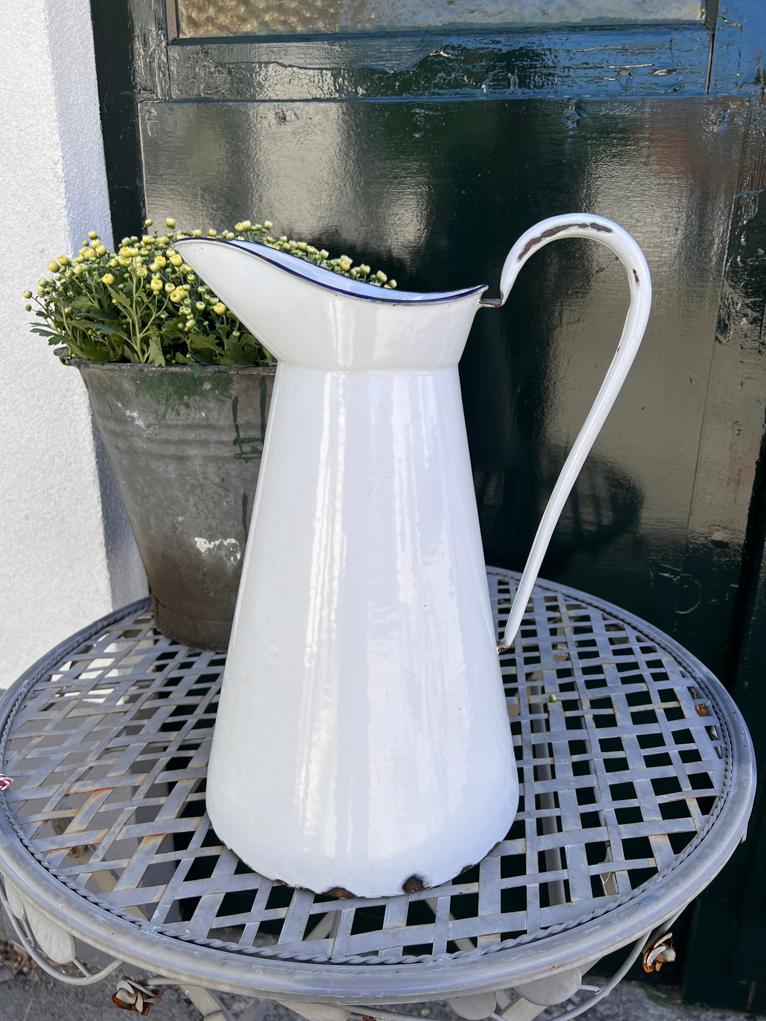 Grote witte emaille waterkan
