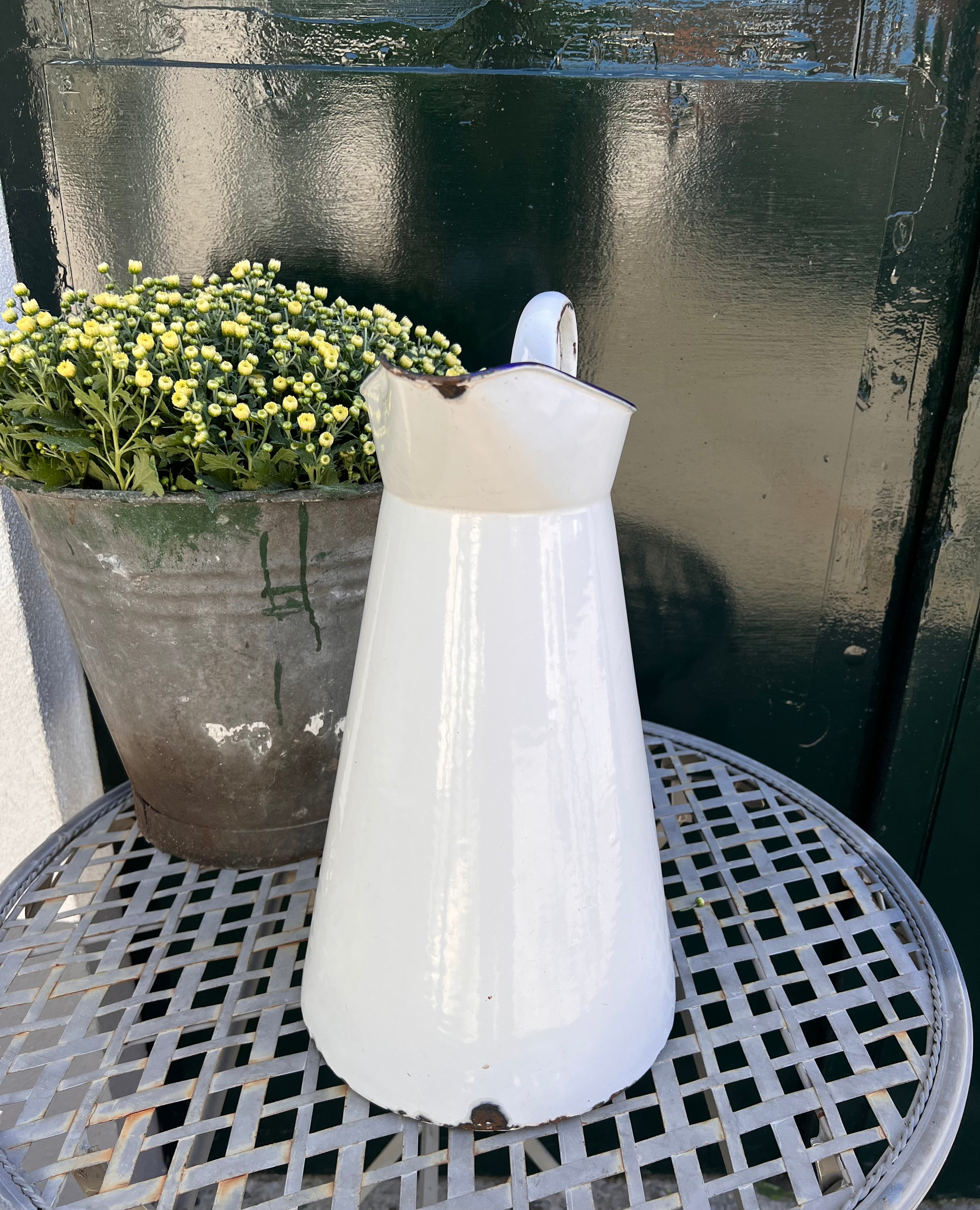 Grote witte emaille waterkan