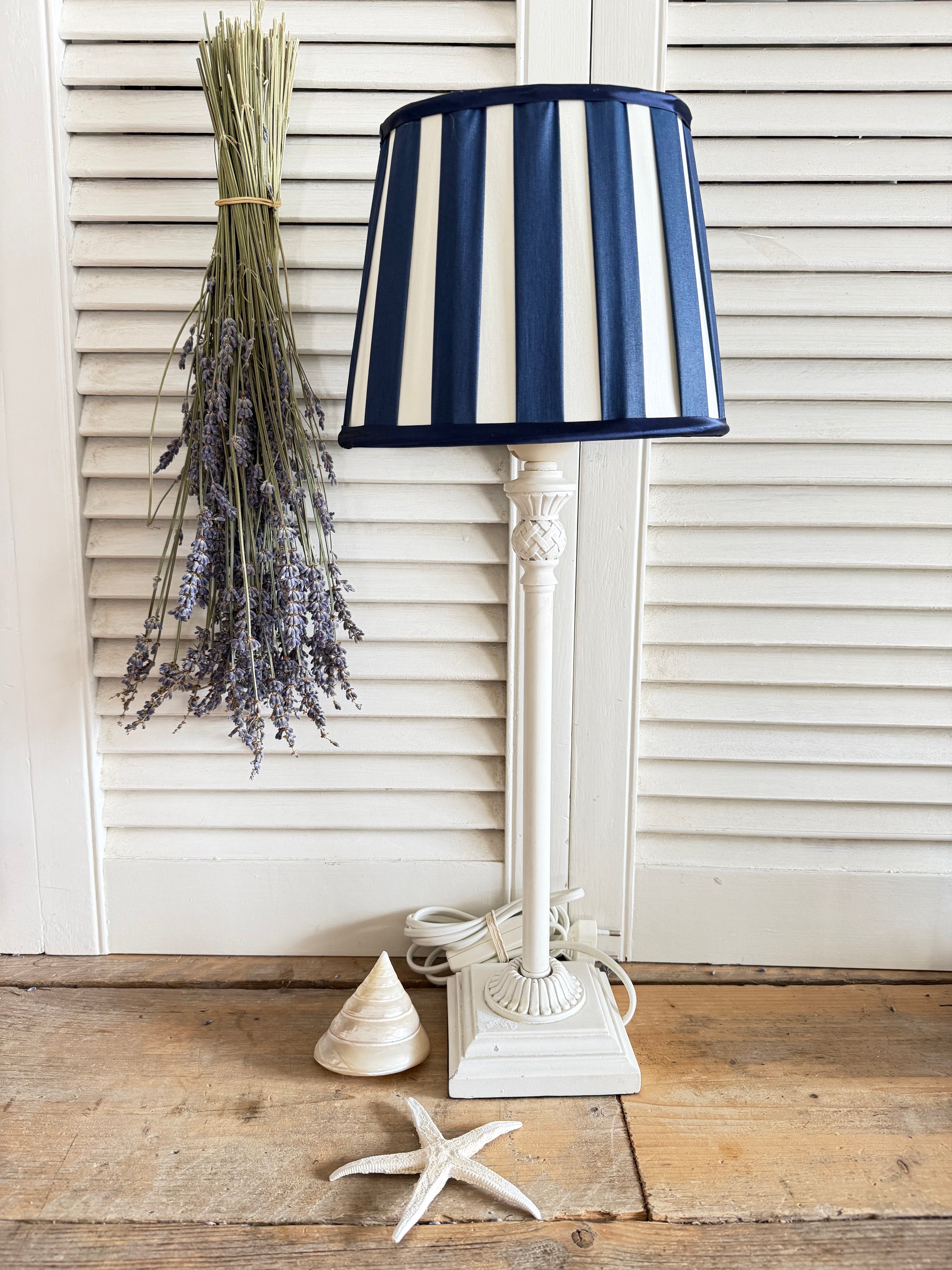 Vintage tafellamp, metalen tafellamp, blauw witte lamp, gestreepte lampenkap, Riviera lamp, coastal interieur, maritieme tafellamp, ovale lampenkap, Sofia&