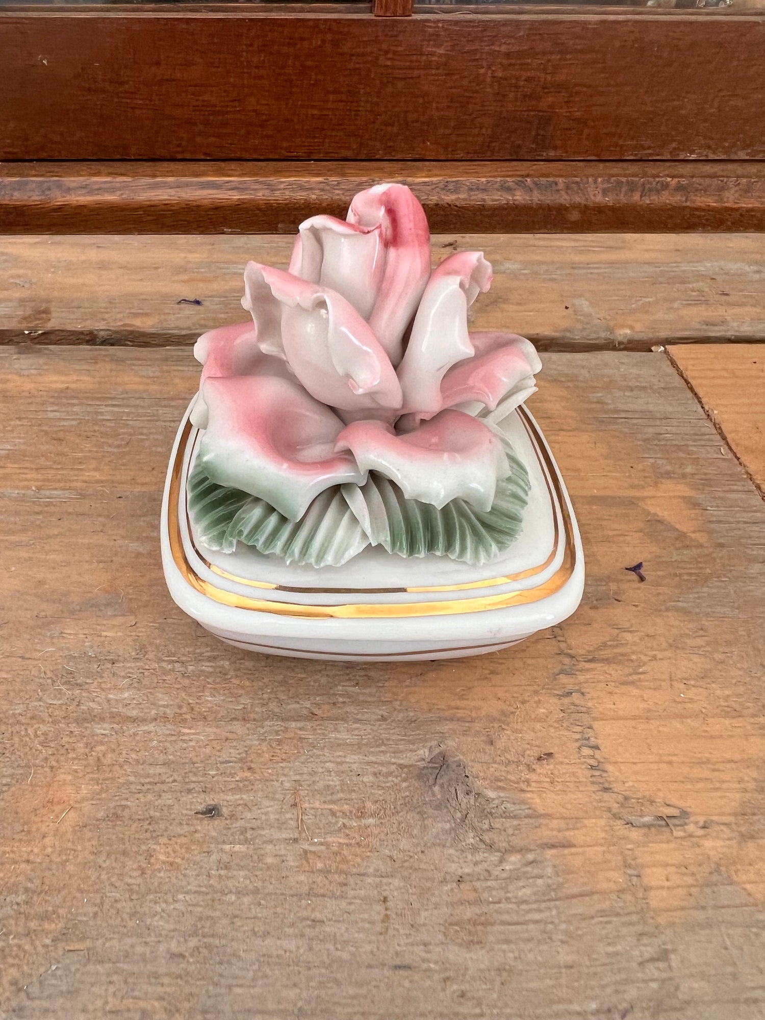 Lidded box rose