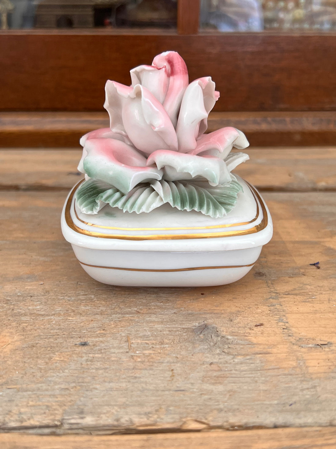 Lidded box rose
