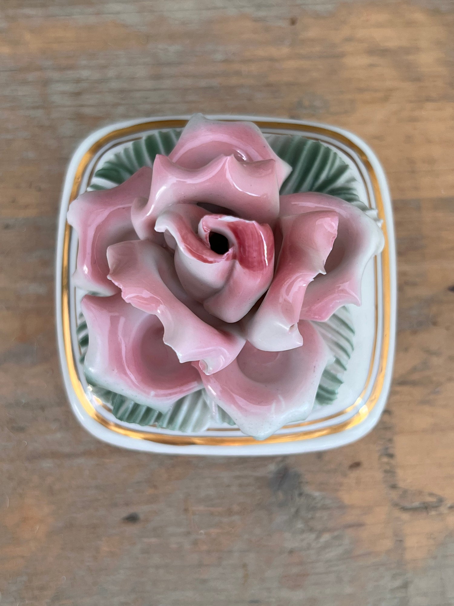 Lidded box rose