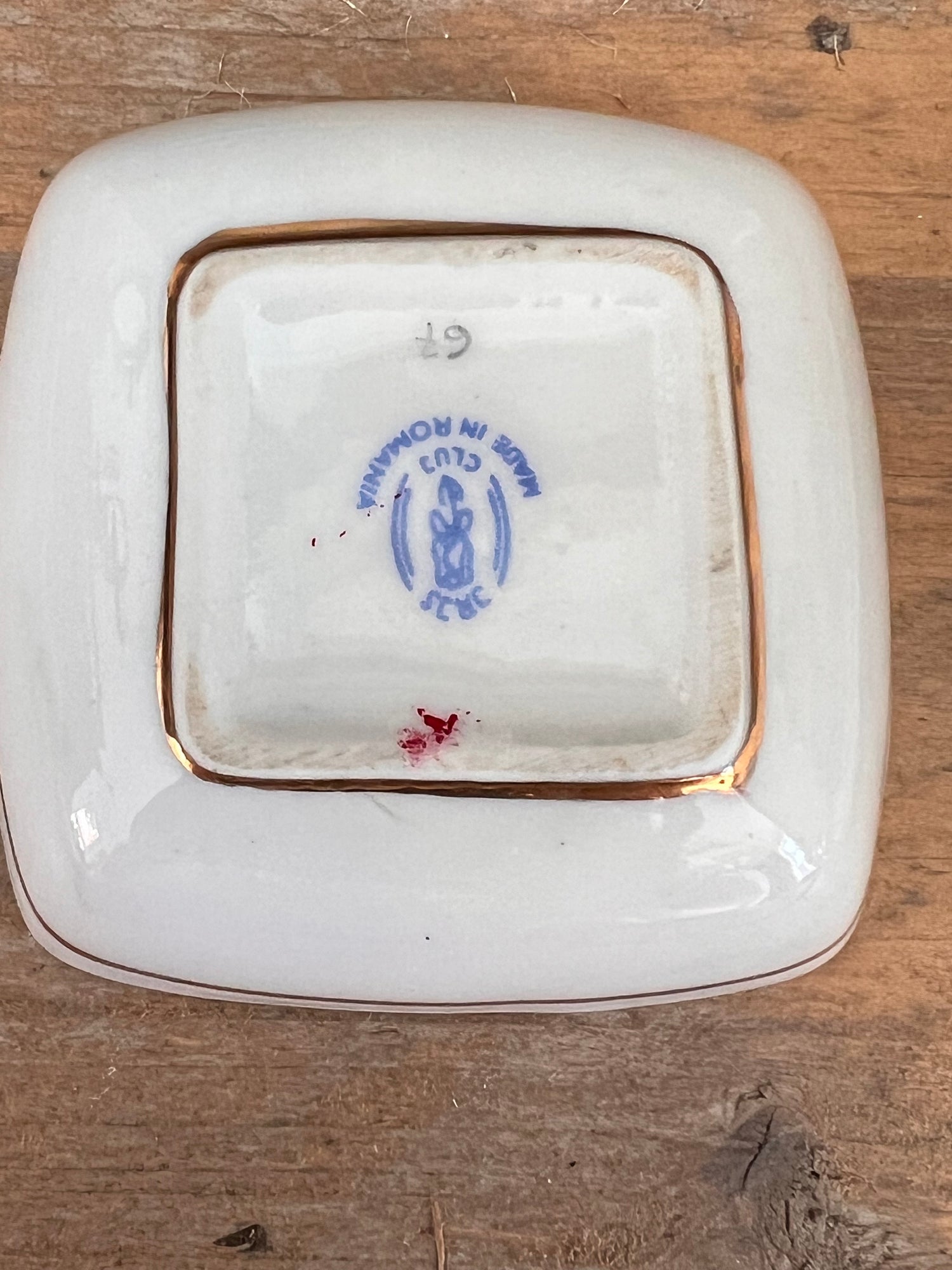 Lidded box rose