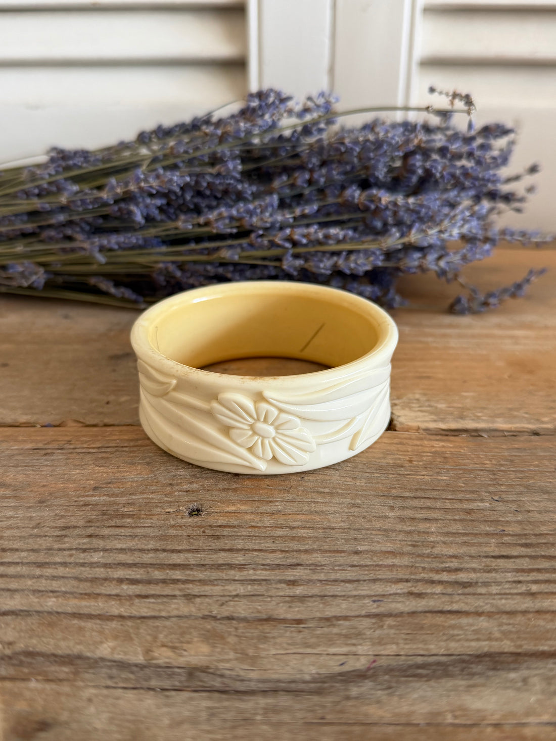 vintage lucite armband, jaren 50 bangle, ivoorkleurige vintage armband, retro sieraden, vintage armbanden, mid Century lucite, Sofia&