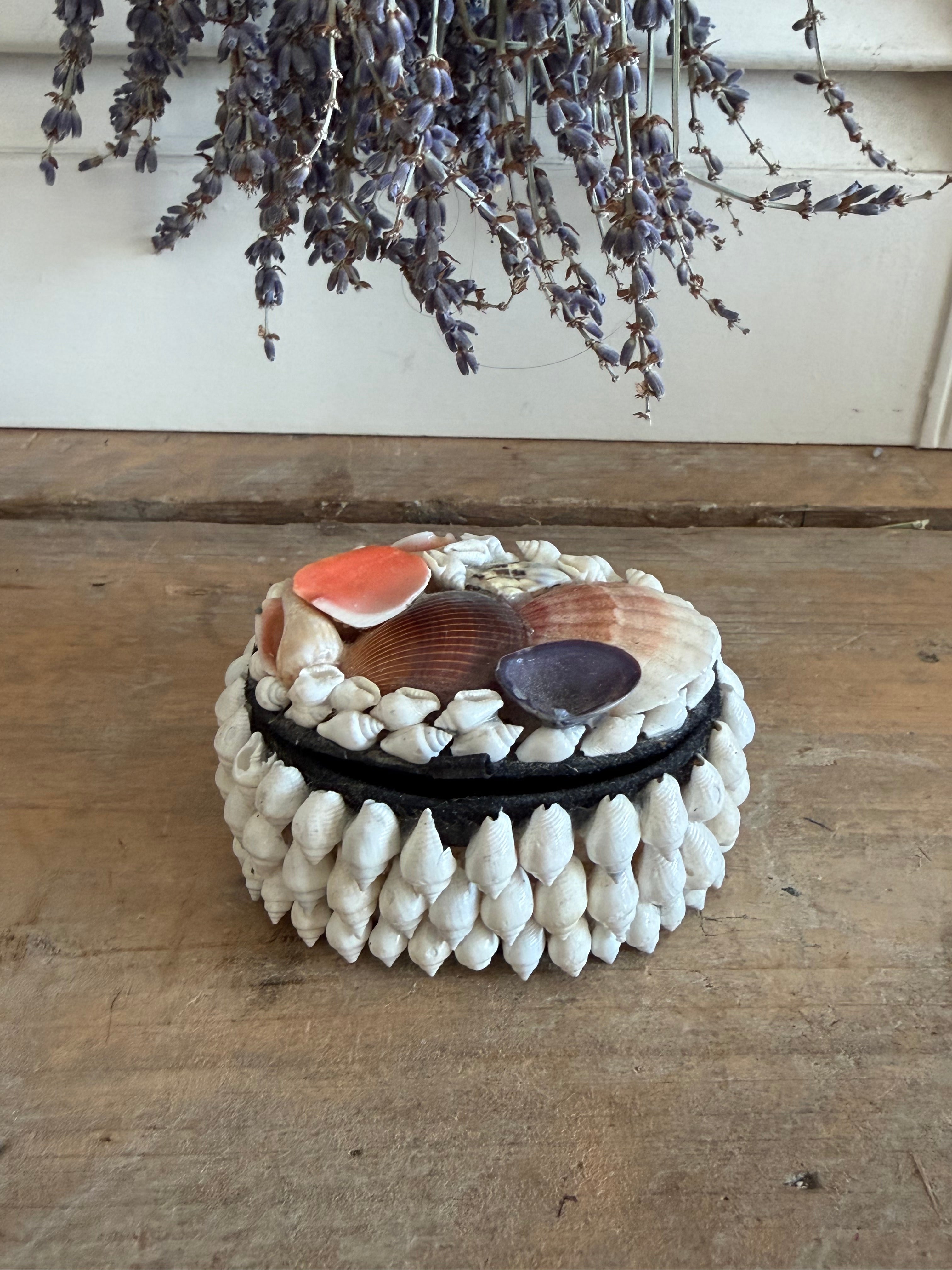 Vintage schelpendoosje met zwarte binnenzijde