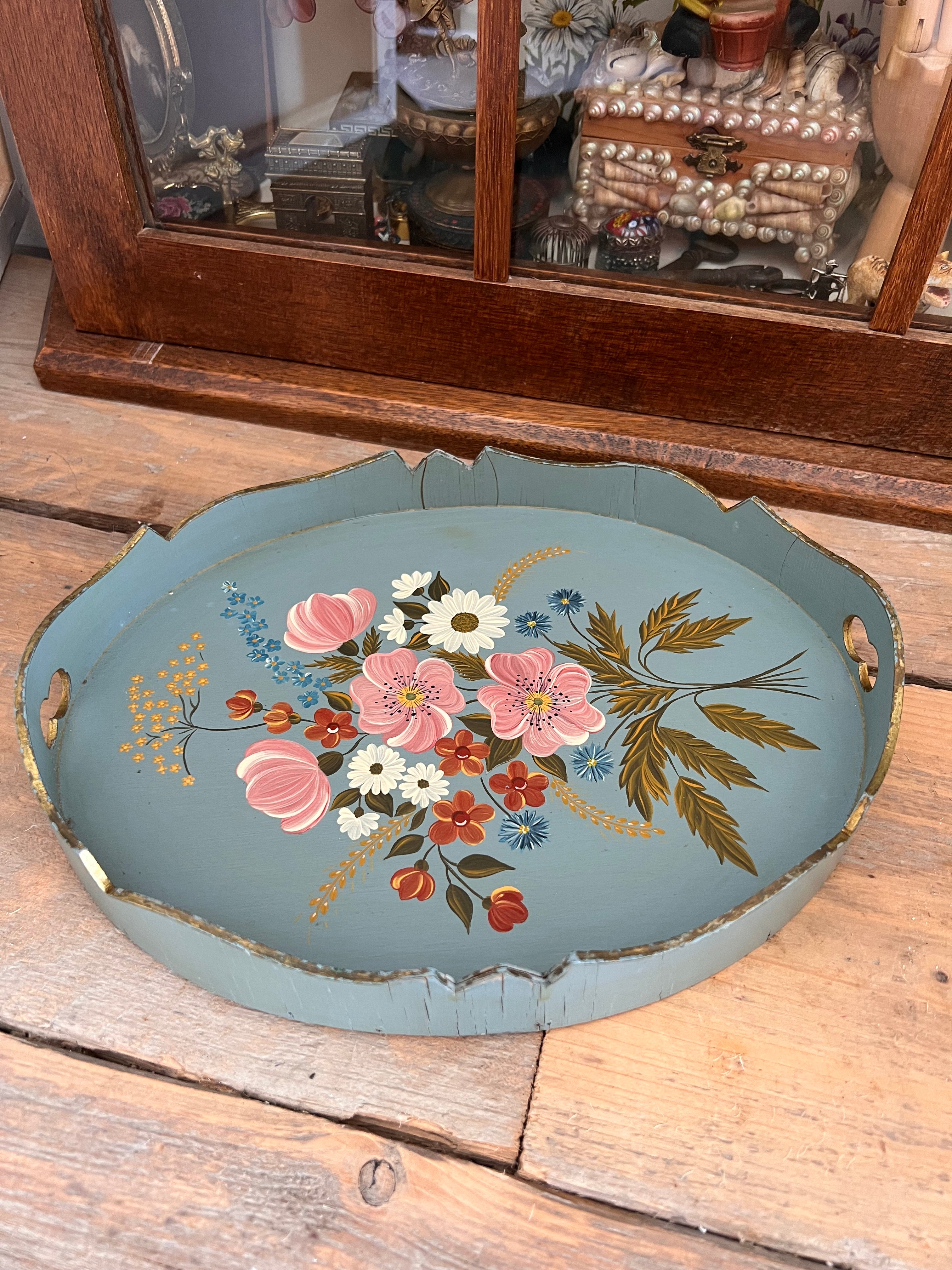 Vintage dienblaadje met handbeschilderd boeket