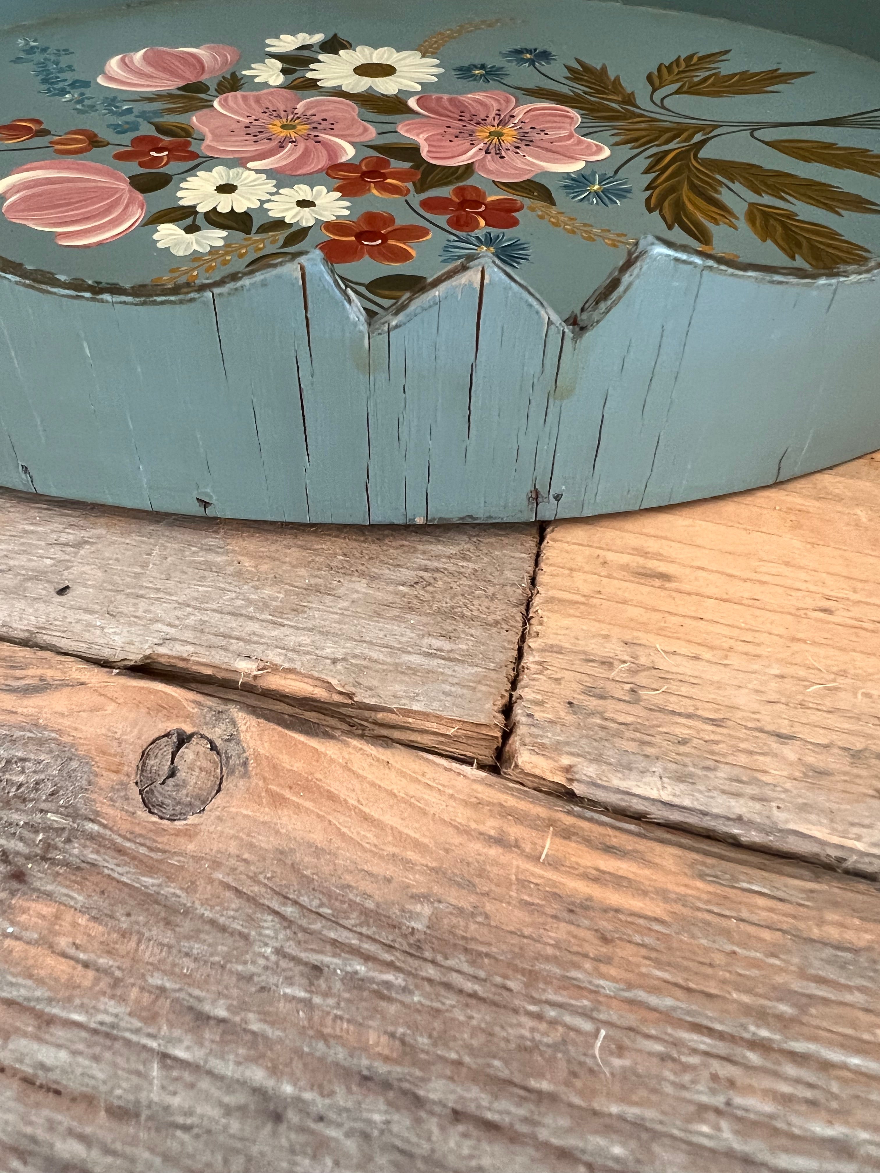 Vintage dienblaadje met handbeschilderd boeket