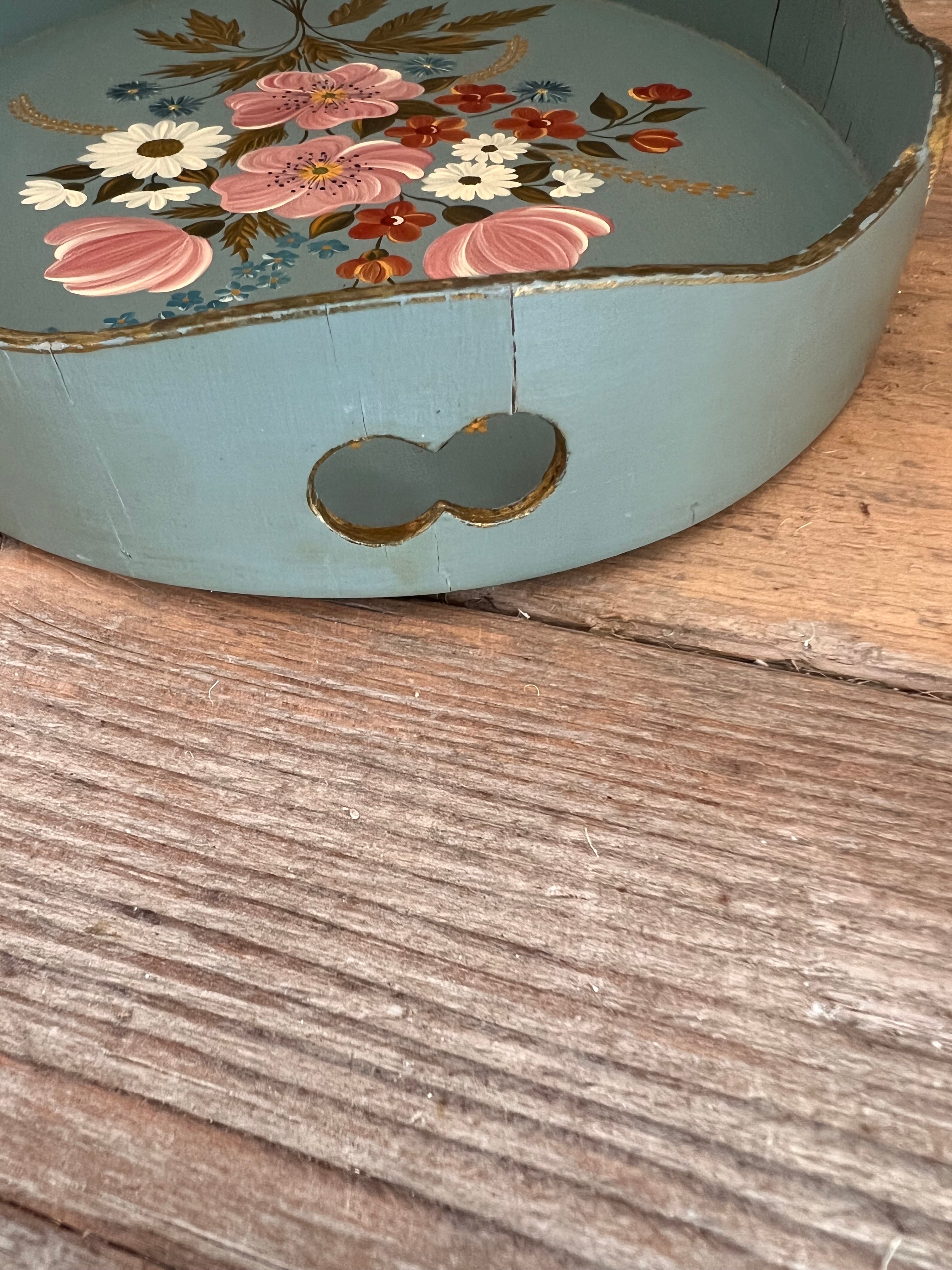 Vintage dienblaadje met handbeschilderd boeket