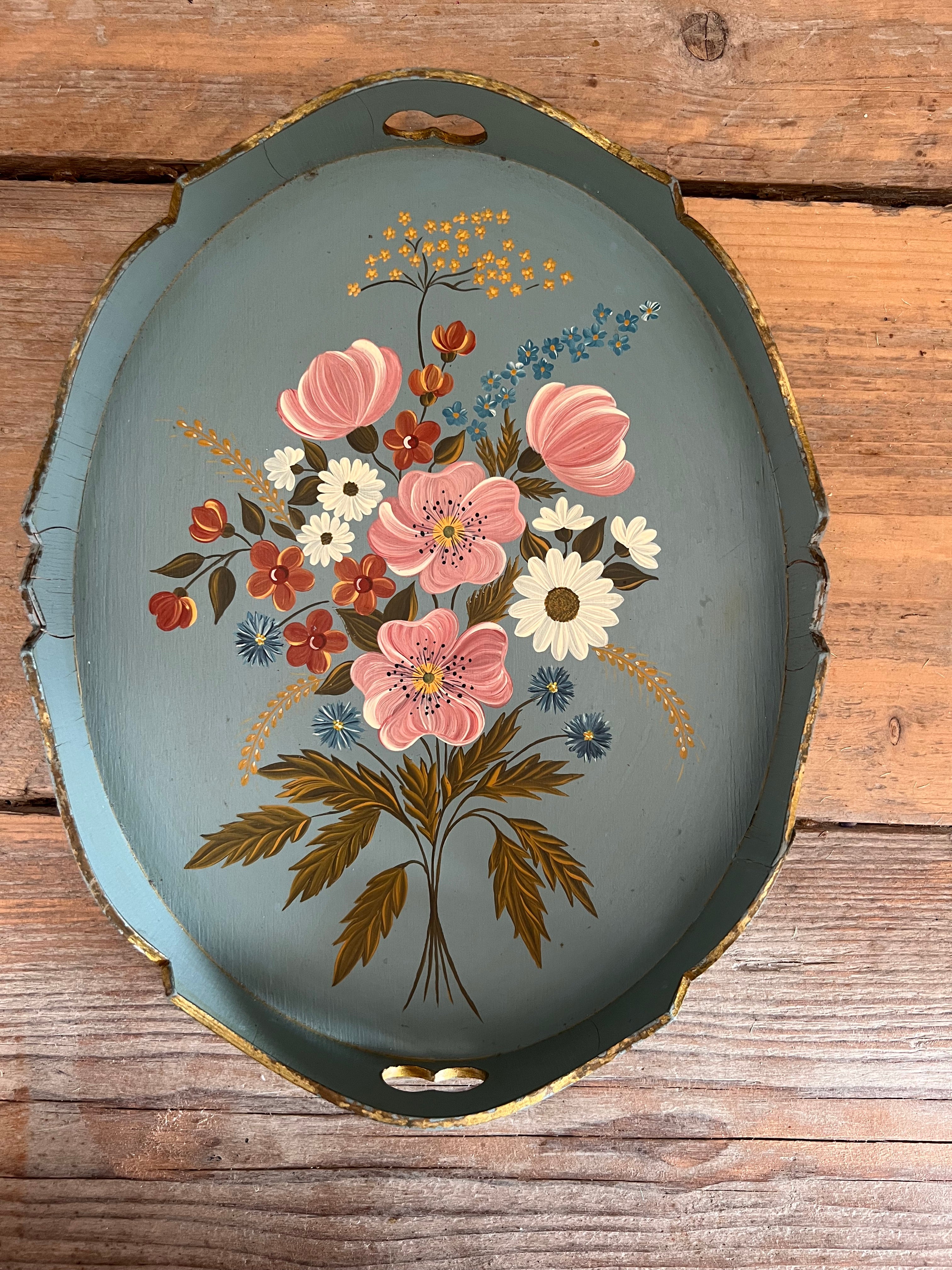 Vintage dienblaadje met handbeschilderd boeket