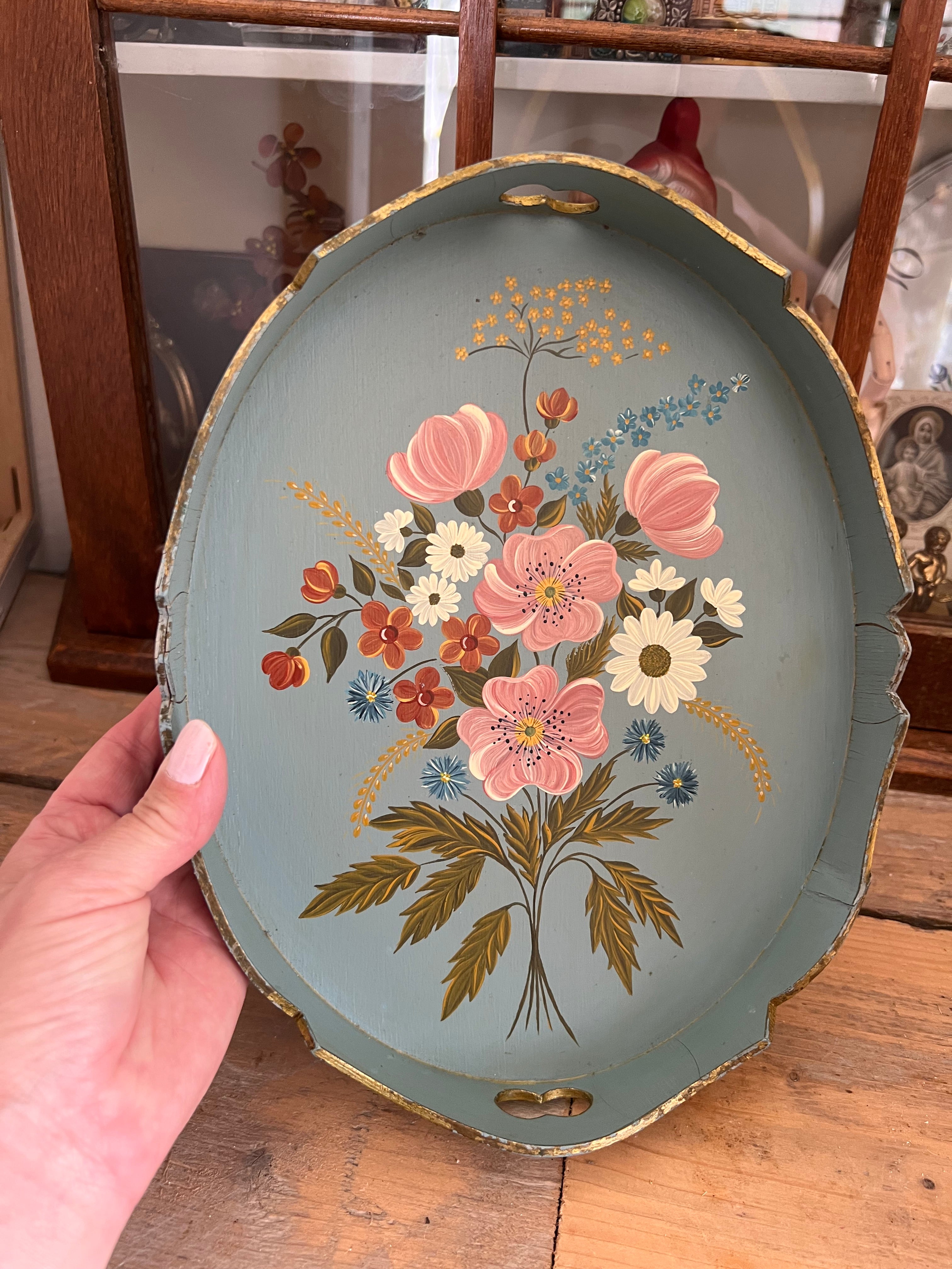 Vintage dienblaadje met handbeschilderd boeket