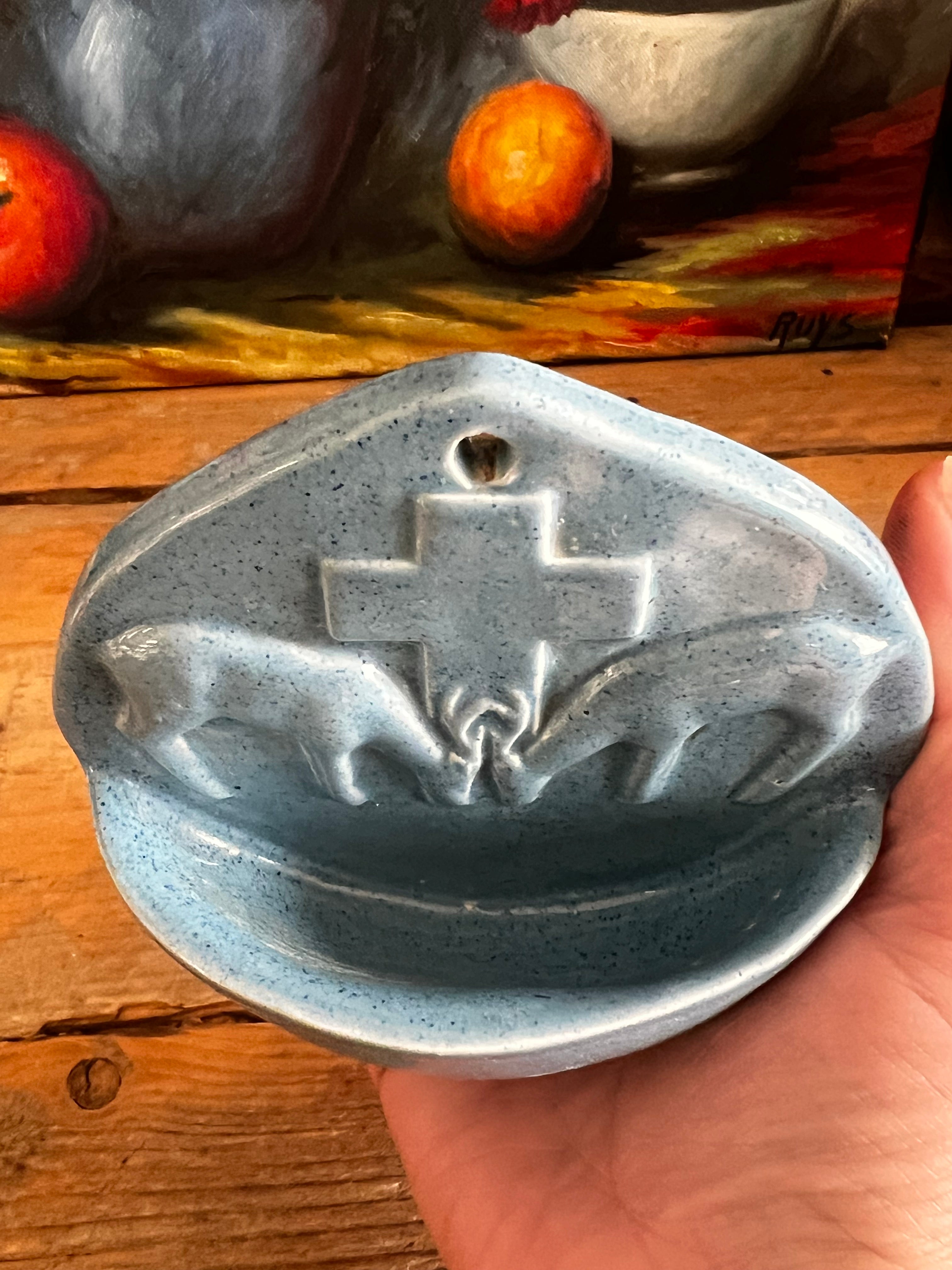 Vintage wijwaterbakje herten drinkend van het water