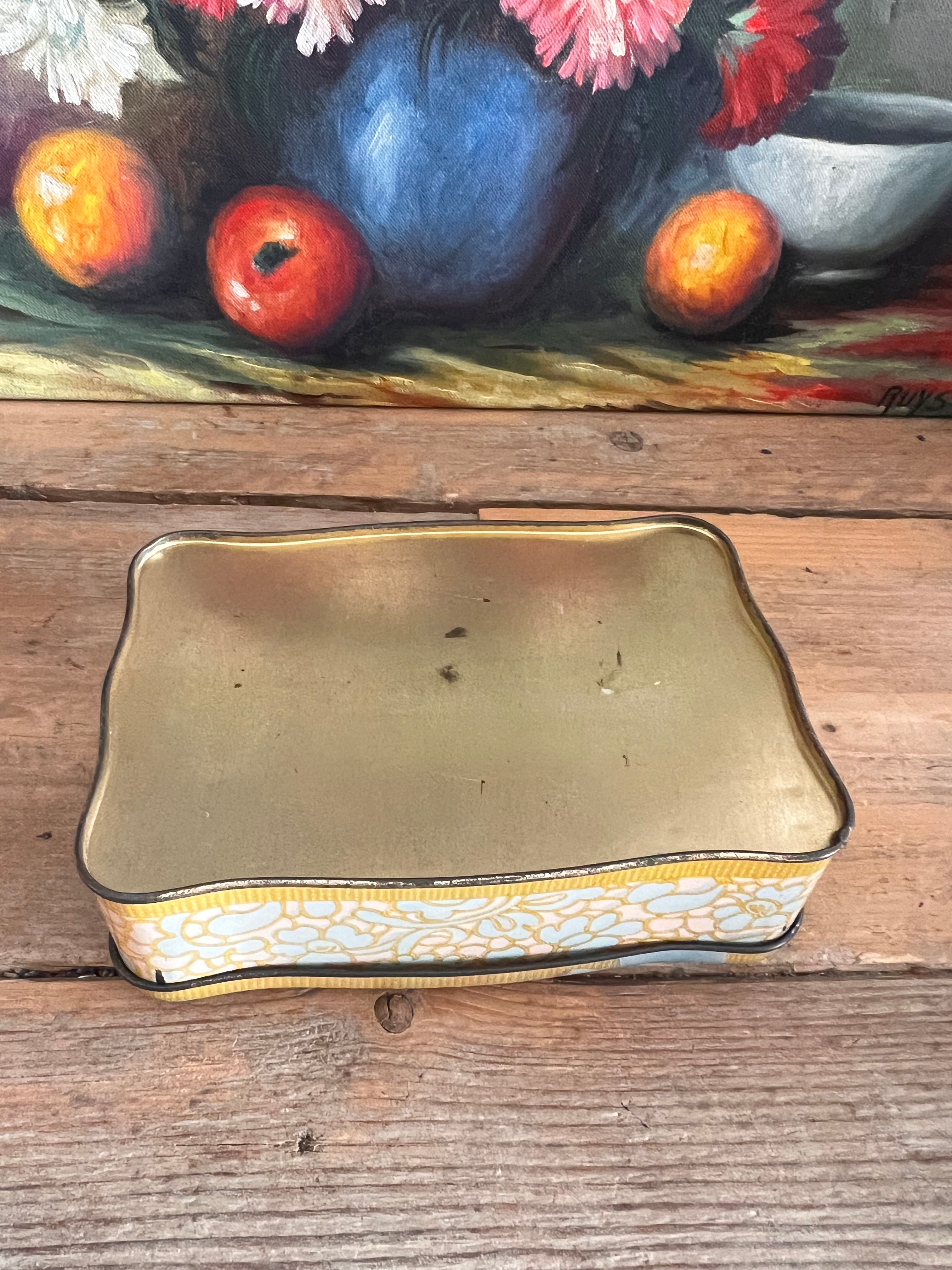 Vintage koekblik met vergeet-mij-nietjes