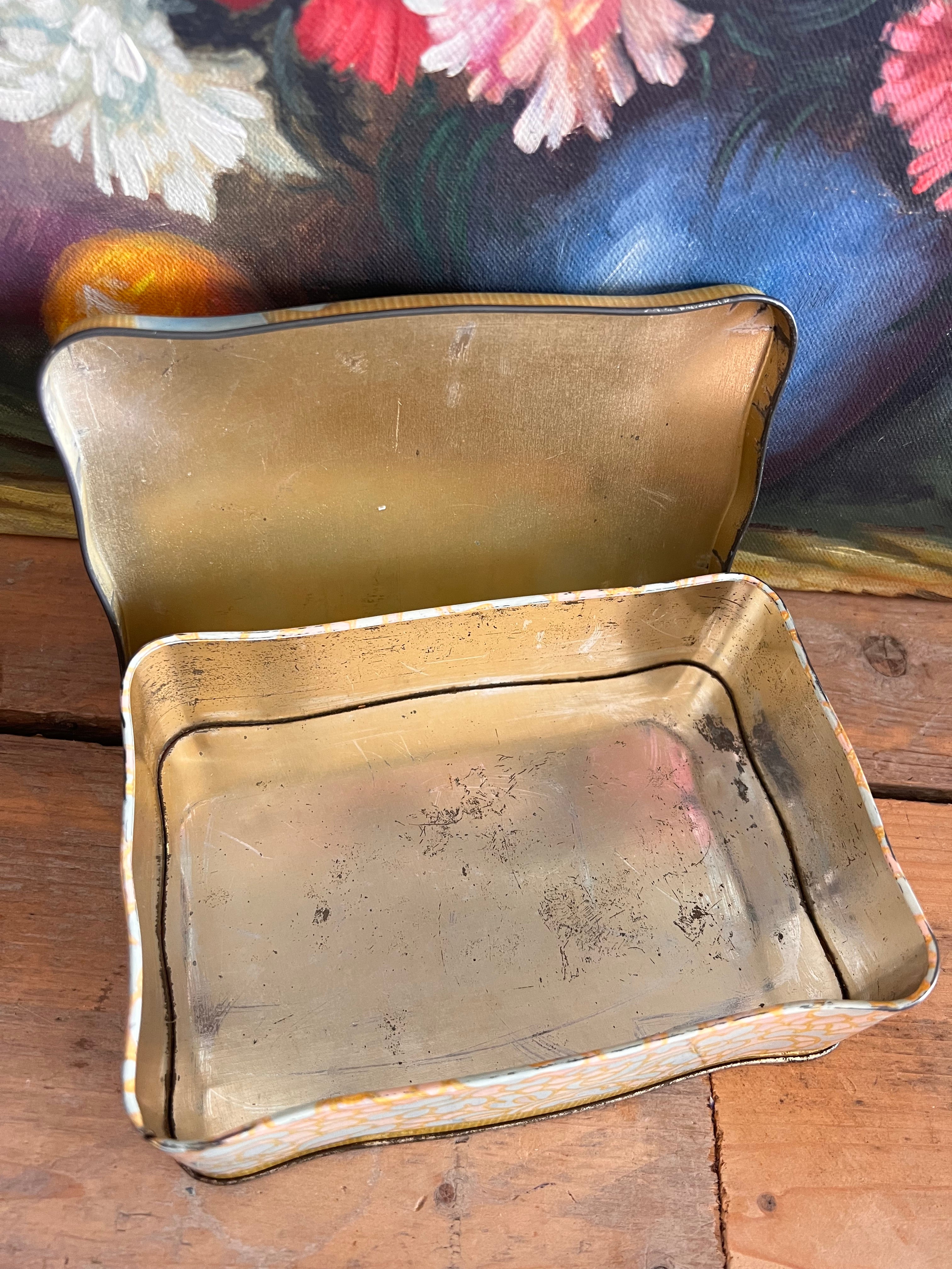 Vintage koekblik met vergeet-mij-nietjes