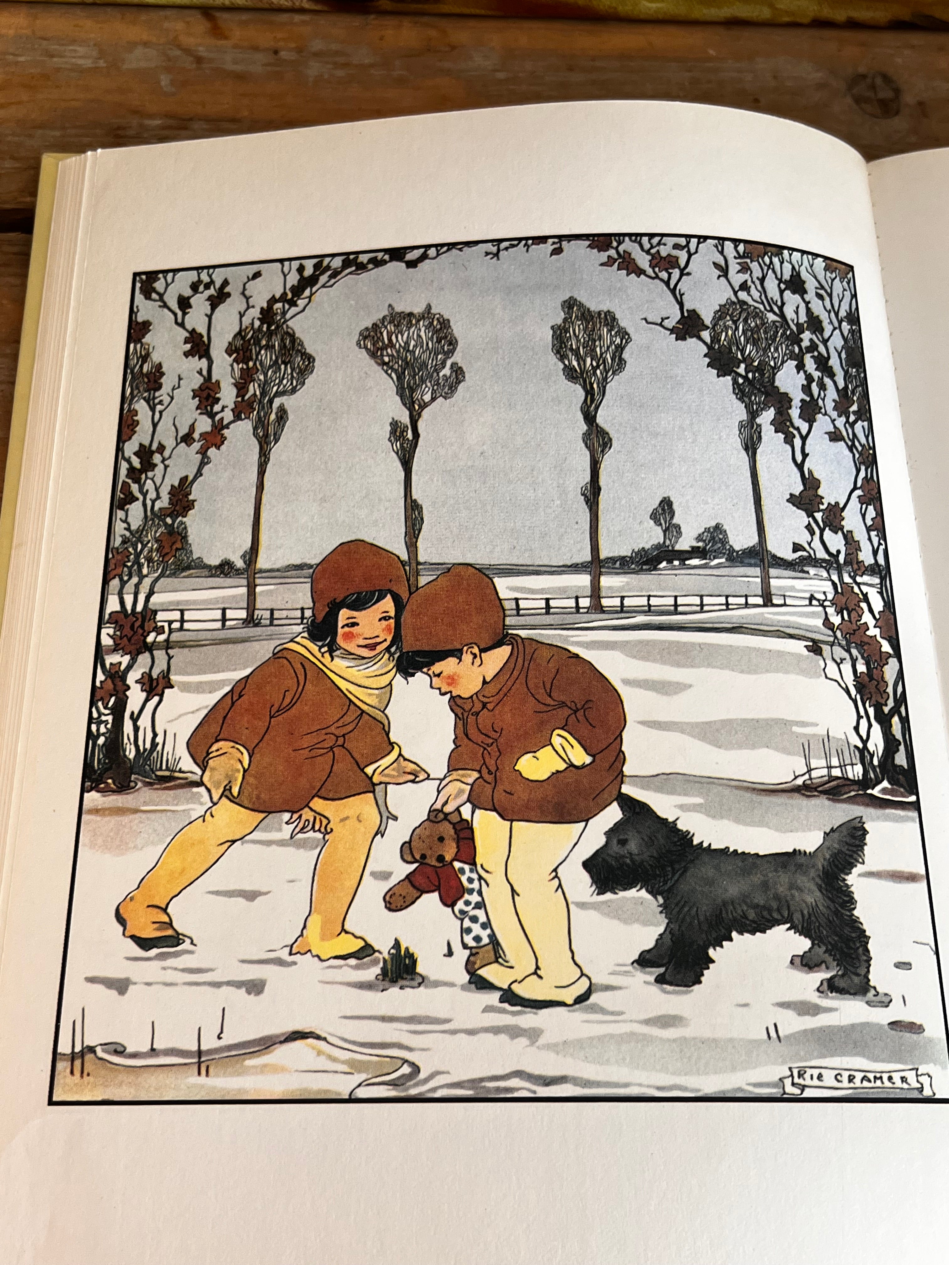 Kinderboek seizoenen, Rie Cramer boek, Het hele jaar rond boek, klassieke kinderboeken Nederland, kinderpoëzie, educatief kinderboek, natuur door het jaar, cadeau kinderboek, nostalgisch kinderboek illustraties, seizoensverhalen kinderen.