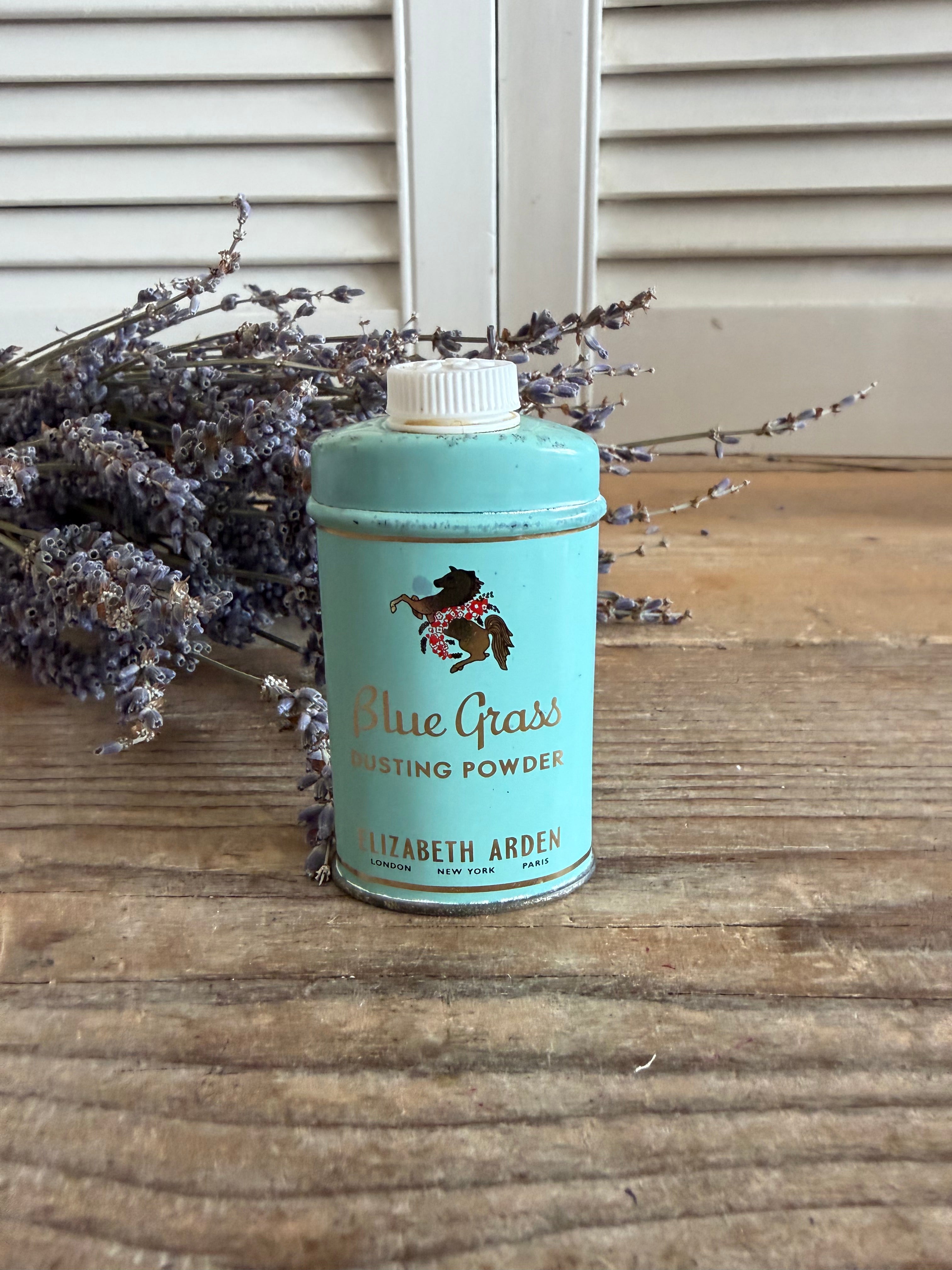 Vintage Elizabeth Arden, Blue grass dusting powder, vintage talkpoeder, parfumblikje, boudoir decoratie, vintage cosmetica, parfumverzamelaar,beauty memorabilia, Sofia&