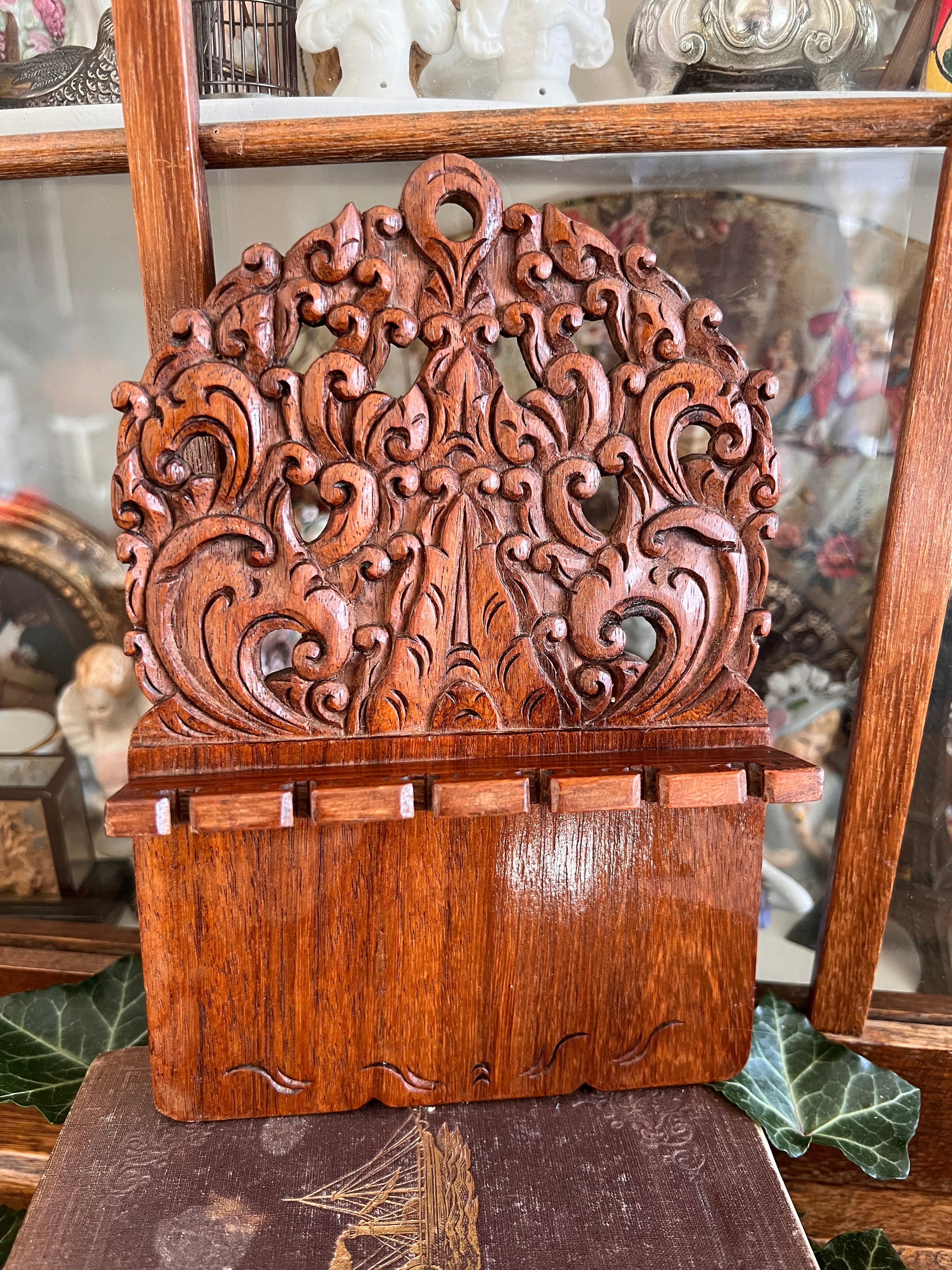 Vintage theelepelrekje Indonesisch houtsnijwerk.