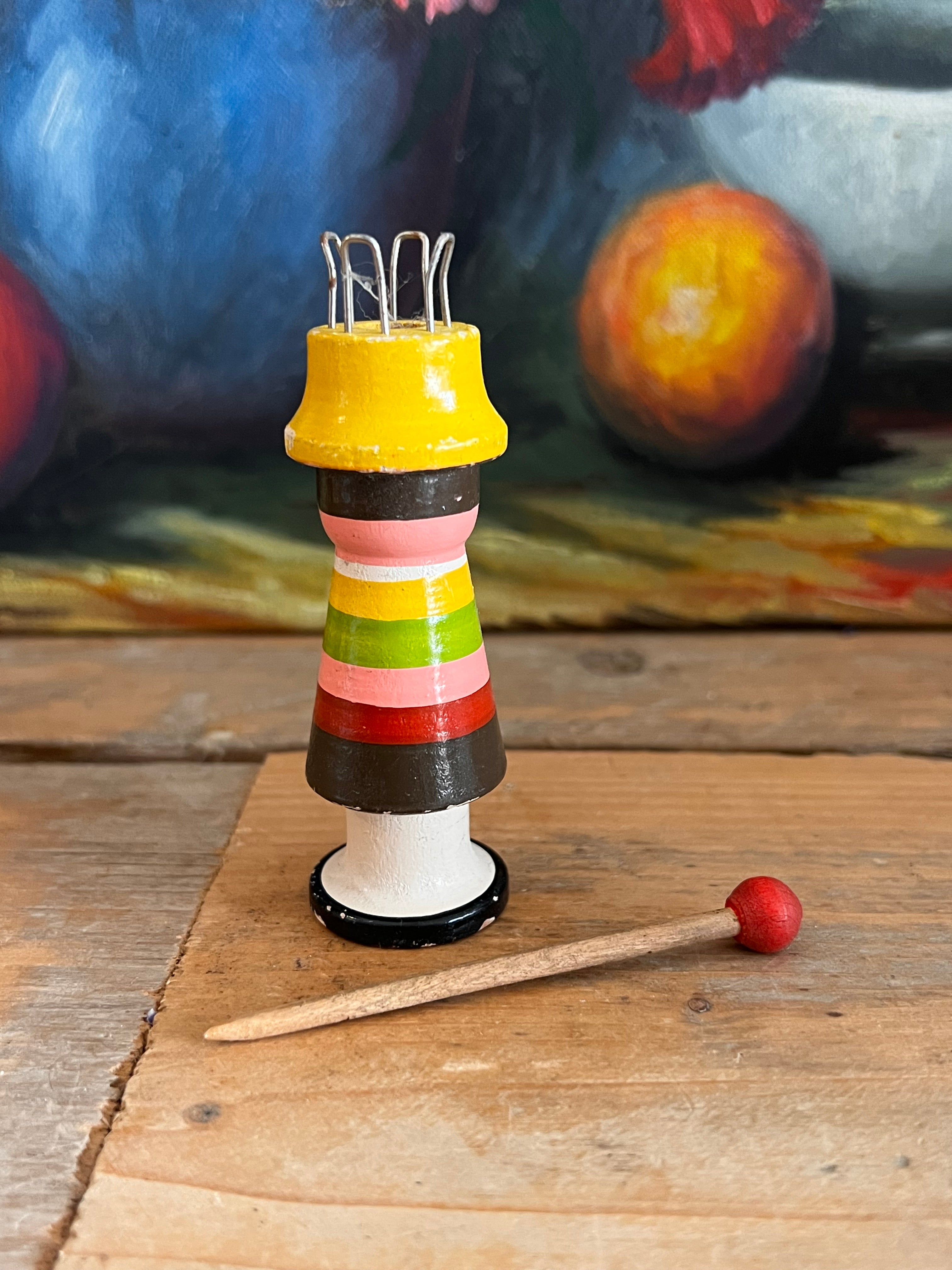 Retro punnik poppetje met houten punnikpen