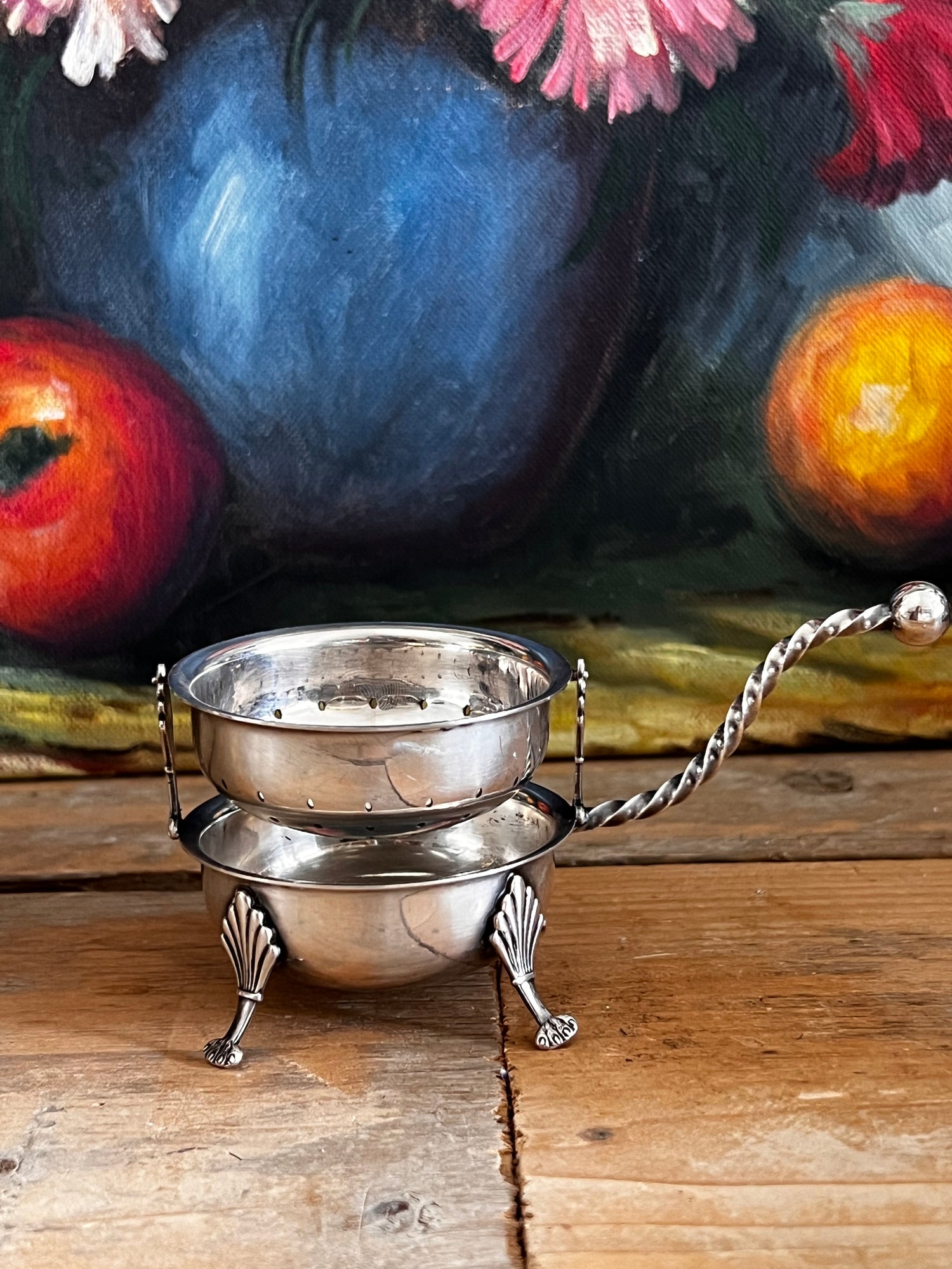 verzilverd theezeefje, theezeefje op pootjes, theezeefje verzilverd metaal, losse thee filter, theefilter verzilverd, vintage theezeefje, luxe thee accessoire, theebereiding accessoires.