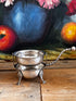 verzilverd theezeefje, theezeefje op pootjes, theezeefje verzilverd metaal, losse thee filter, theefilter verzilverd, vintage theezeefje, luxe thee accessoire, theebereiding accessoires.