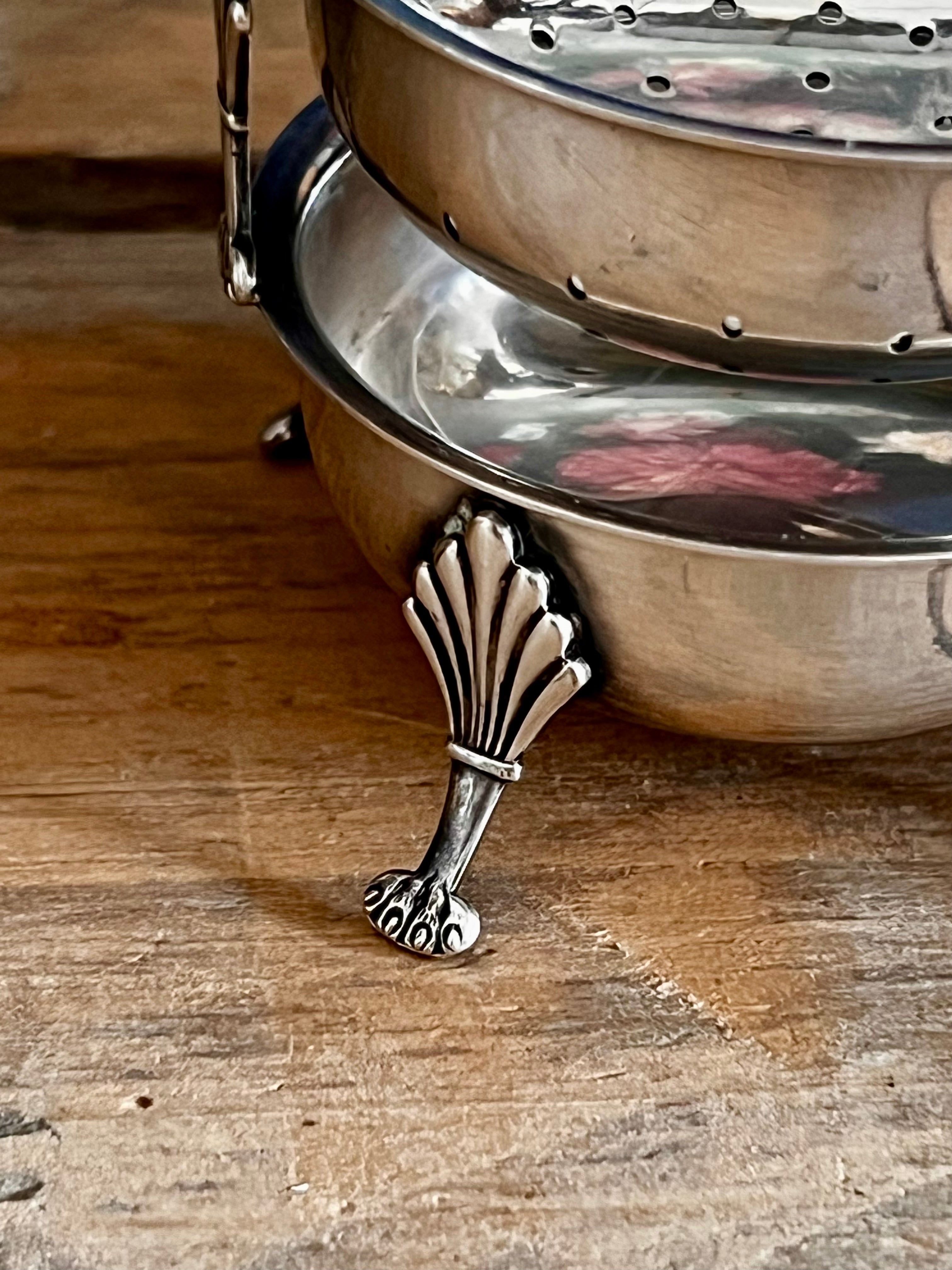 verzilverd theezeefje, theezeefje op pootjes, theezeefje verzilverd metaal, losse thee filter, theefilter verzilverd, vintage theezeefje, luxe thee accessoire, theebereiding accessoires.