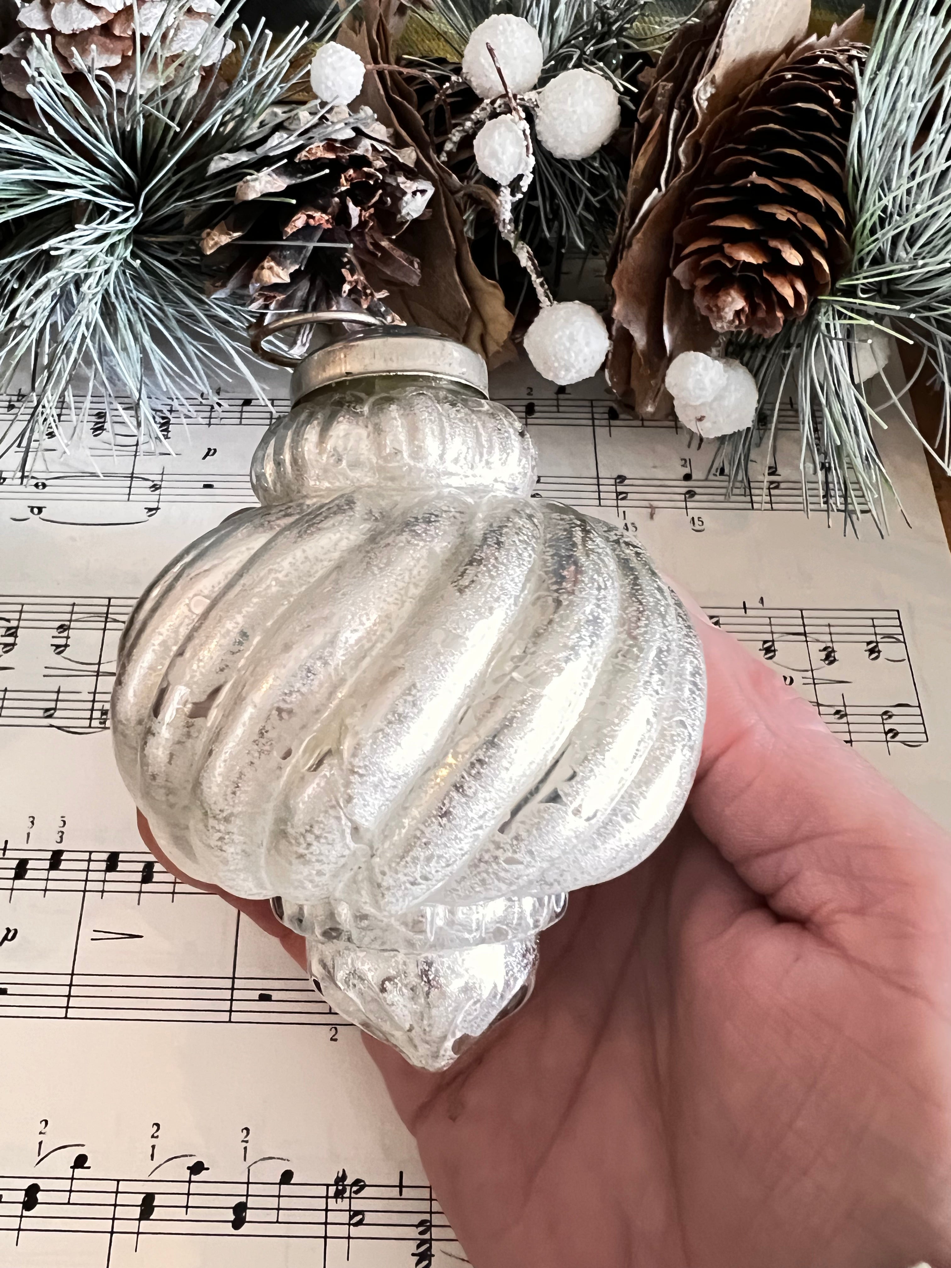 vintage kerstversiering, kerstbal antiek zilver, glazen kerstbal, vintage kerstbal swirl, antieke kerstversiering, duurzame kerstdecoratie, kerstboom versiering vintage