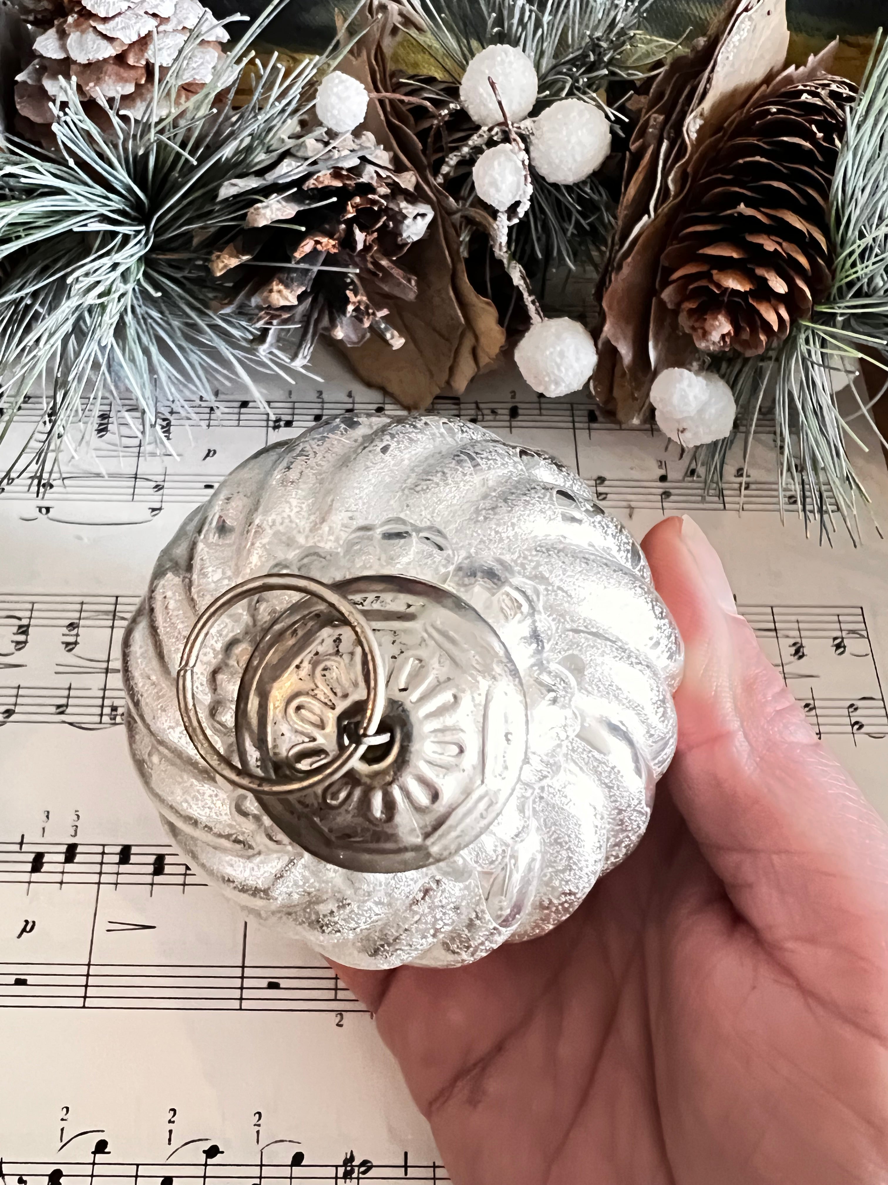 vintage kerstversiering, kerstbal antiek zilver, glazen kerstbal, vintage kerstbal swirl, antieke kerstversiering, duurzame kerstdecoratie, kerstboom versiering vintage