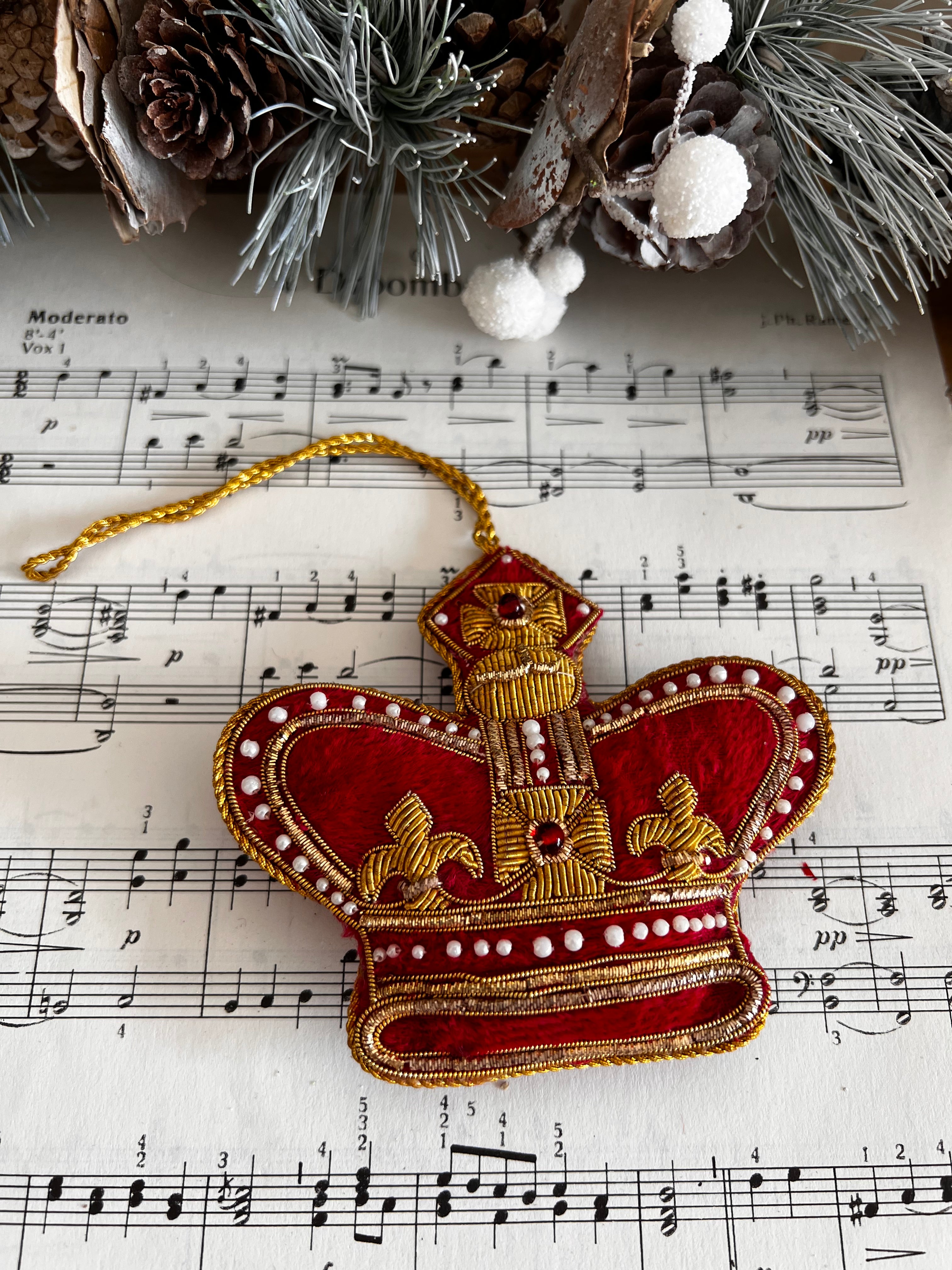 Geborduurd kerstornament kroon, rood Buckingham palace, kerstversiering, kerstdecoratie, tweedehands