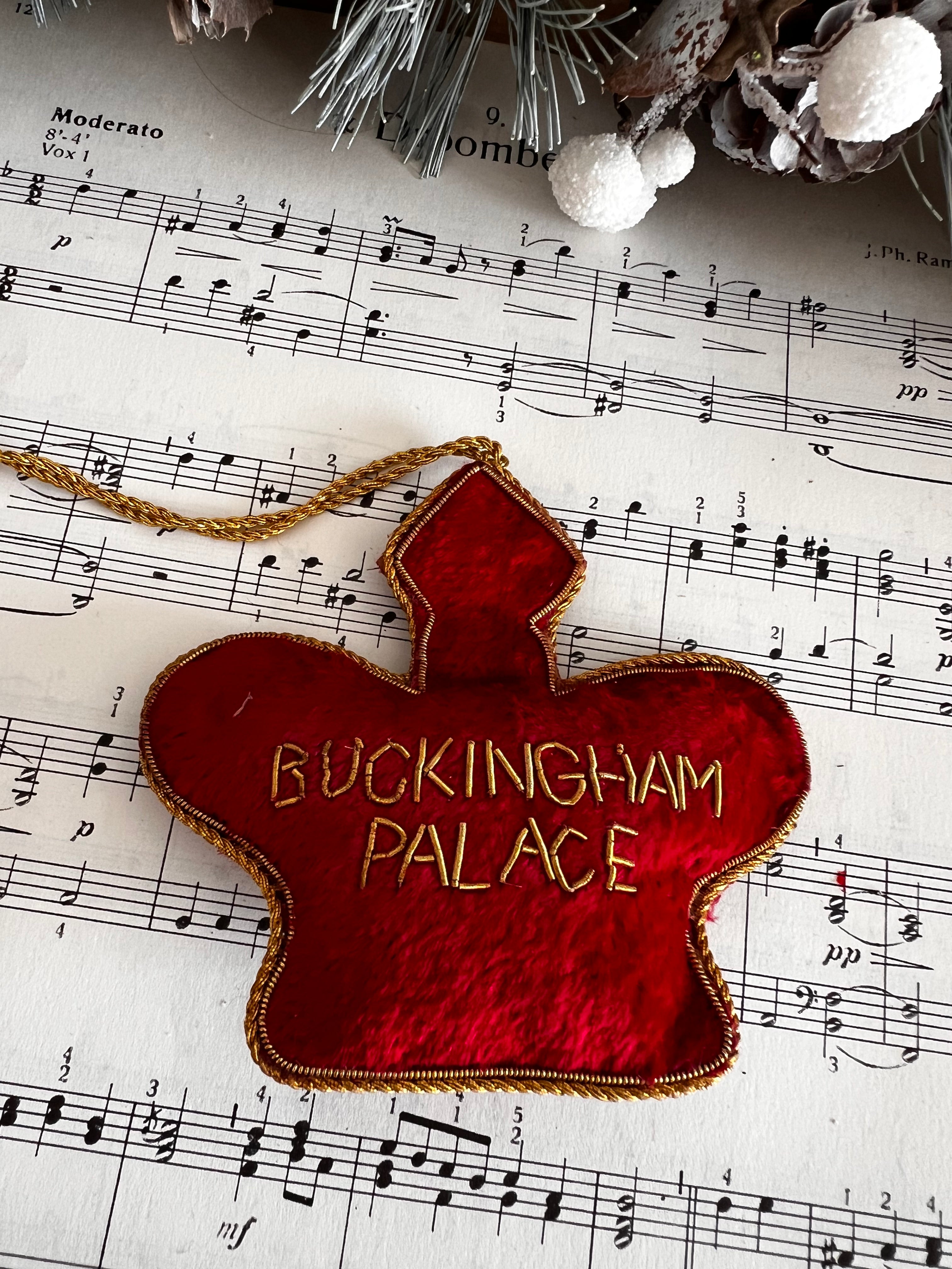 Geborduurd kerstornament kroon, rood Buckingham palace, kerstversiering, kerstdecoratie, tweedehands, kroon, koninklijke kerstdecoratie