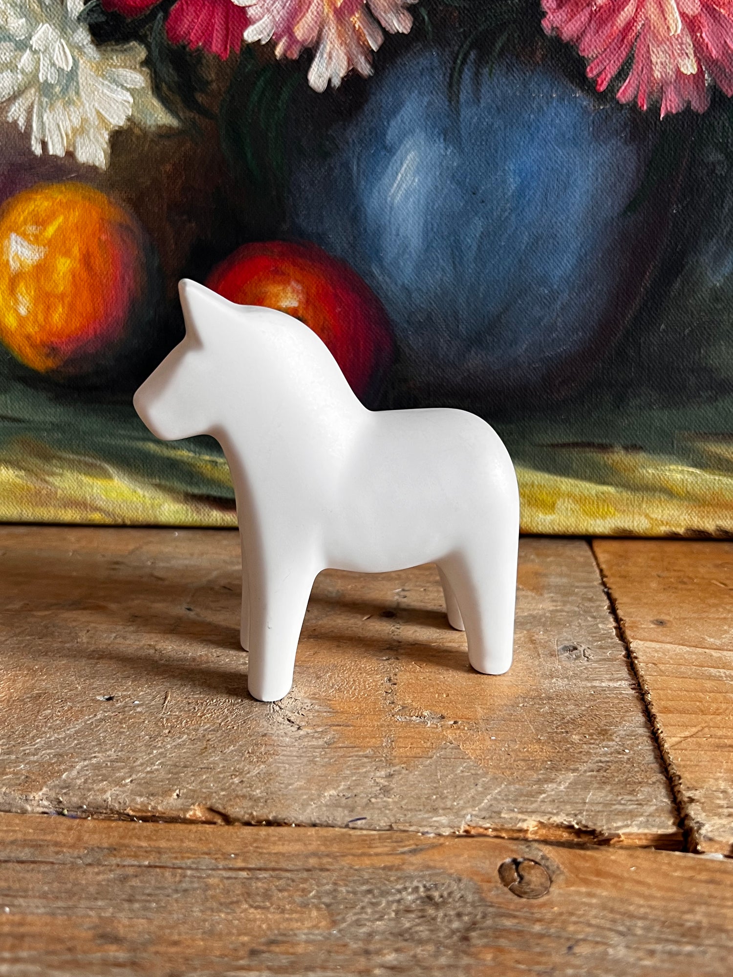 Dala paardje porselein, Zweeds Dala paardje, Dala paardje kopen, porseleinen souvenir, traditioneel Zweeds decoratie, handgemaakt Dala paardje, Dala paardje cadeau, Zweeds design paardje.