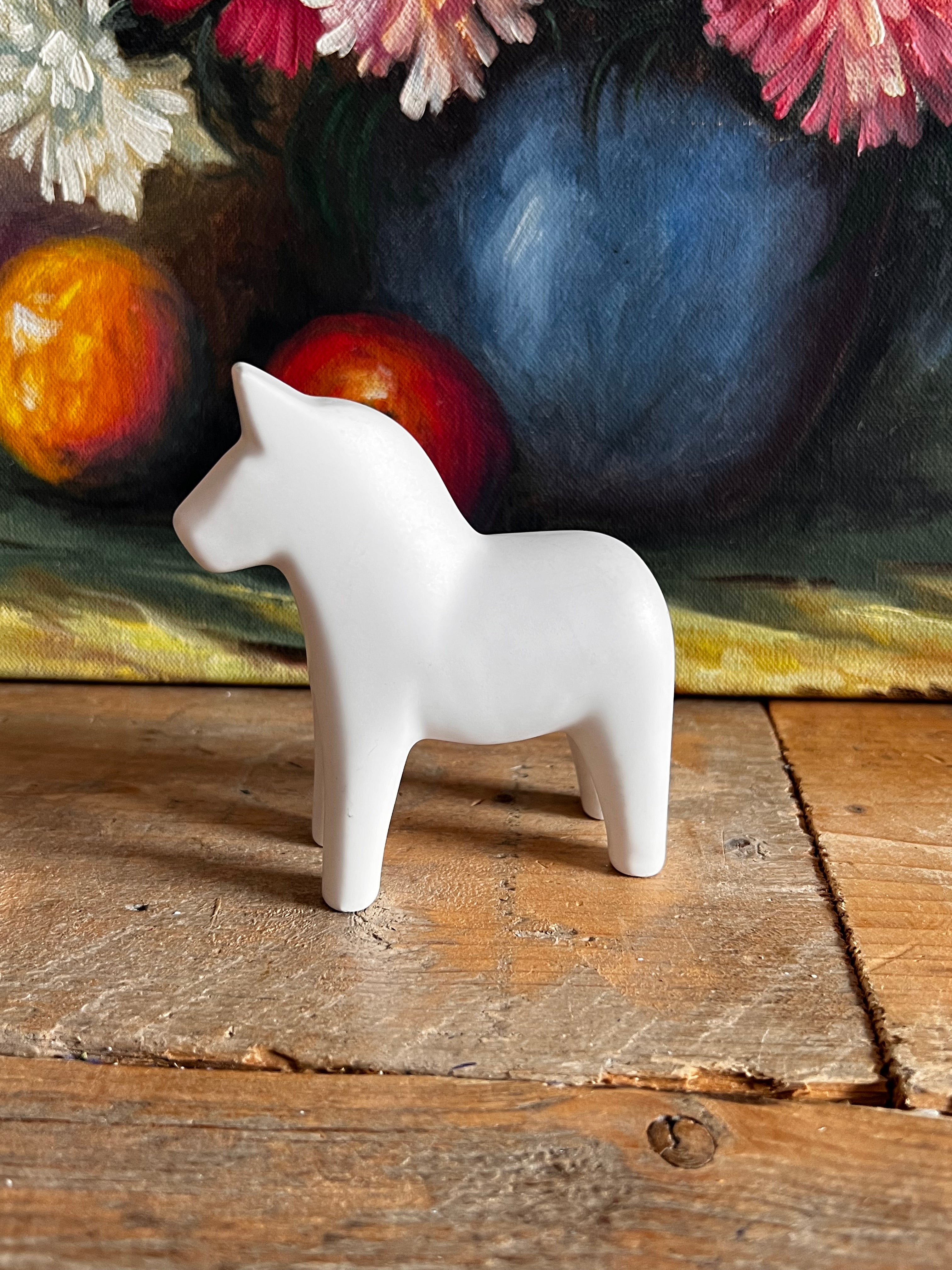 Dala paardje porselein, Zweeds Dala paardje, Dala paardje kopen, porseleinen souvenir, traditioneel Zweeds decoratie, handgemaakt Dala paardje, Dala paardje cadeau, Zweeds design paardje.