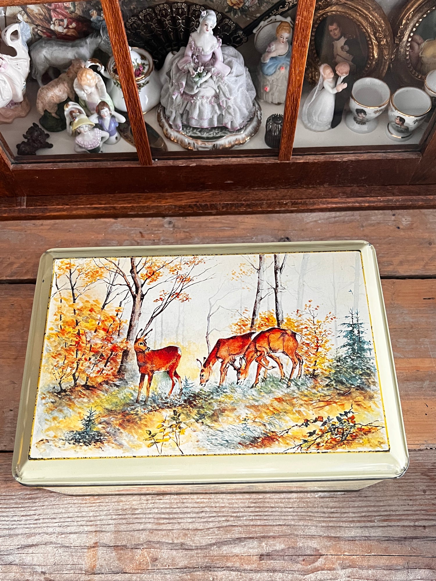 groot blik herfstdecor, blik met herten, herfst decoratie blik, herfstsfeer woondecoratie, metalen blik herfst, herfst accessoire met herten, grote opbergblik herfst, decoratief blik herfst.