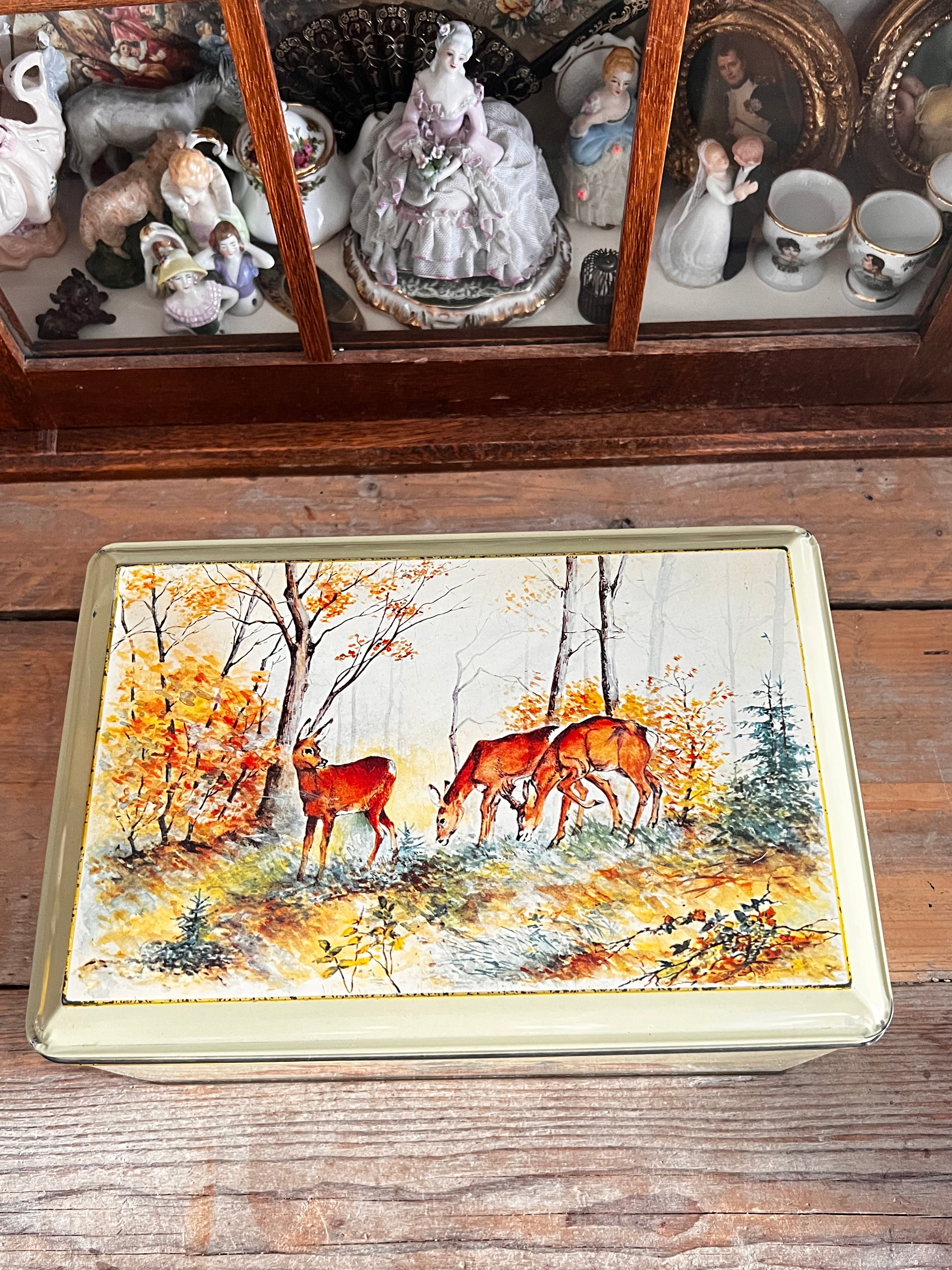 groot blik herfstdecor, blik met herten, herfst decoratie blik, herfstsfeer woondecoratie, metalen blik herfst, herfst accessoire met herten, grote opbergblik herfst, decoratief blik herfst.