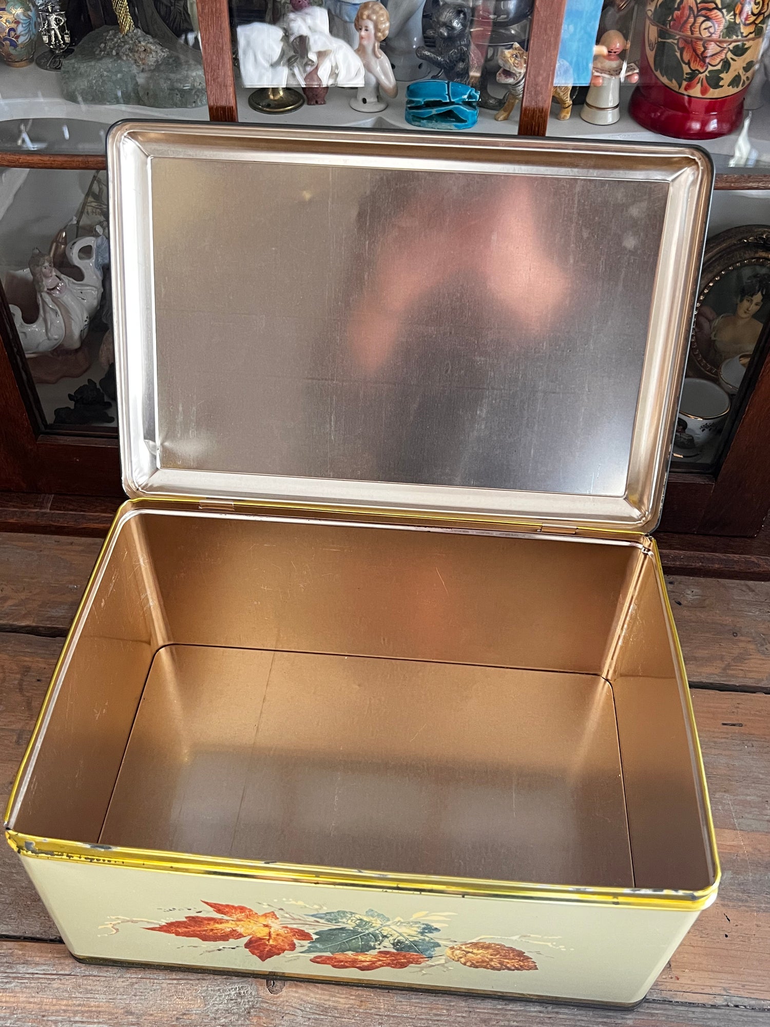 groot blik herfstdecor, blik met herten, herfst decoratie blik, herfstsfeer woondecoratie, metalen blik herfst, herfst accessoire met herten, grote opbergblik herfst, decoratief blik herfst.