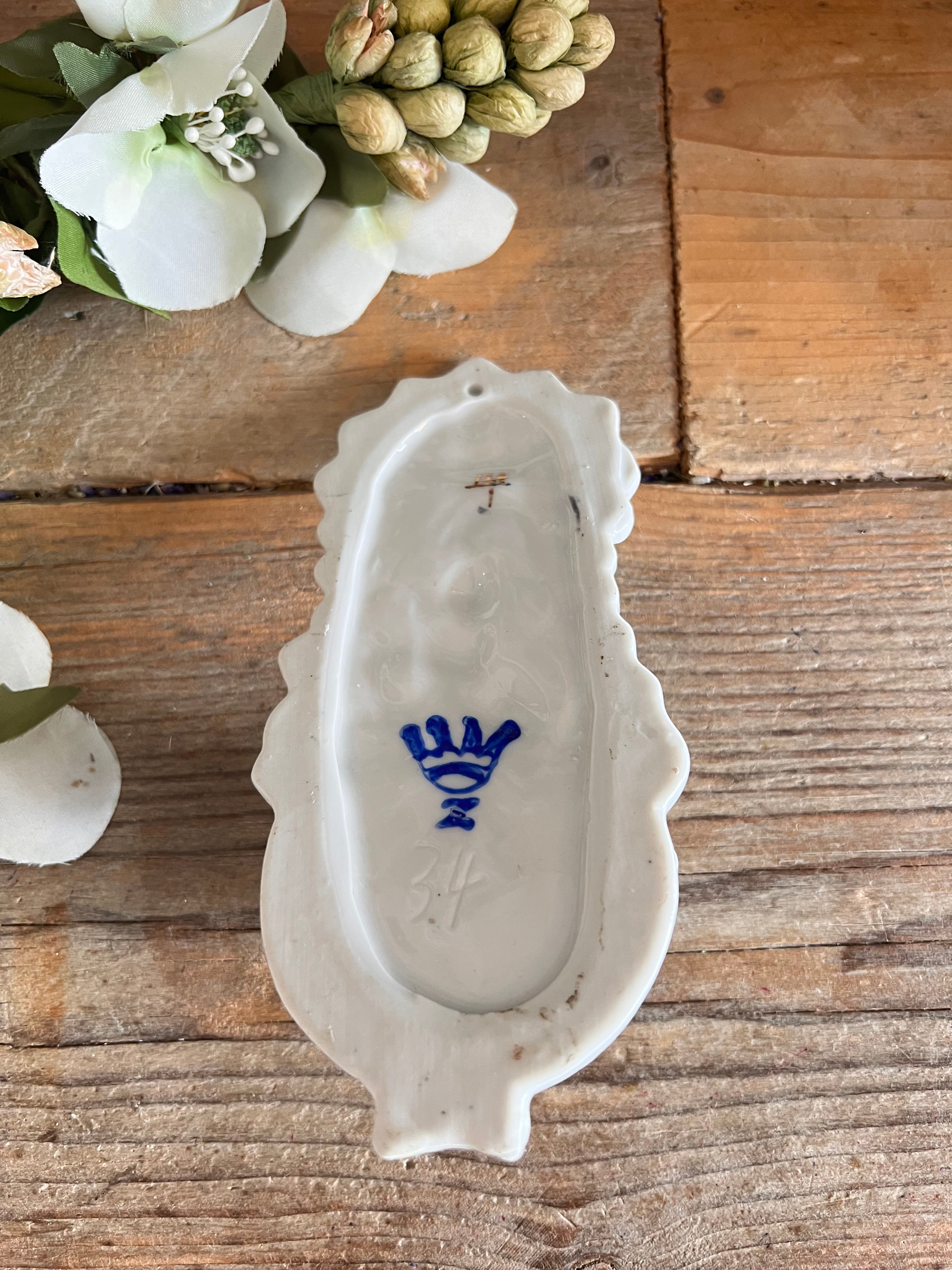 wijwaterbakje jaren 30, wijwaterbakje engel, wijwaterbakje goudaccenten, vintage wijwaterbakje, religieus decor, wijwaterhouder engel, retro wijwaterbakje, cadeautip religie