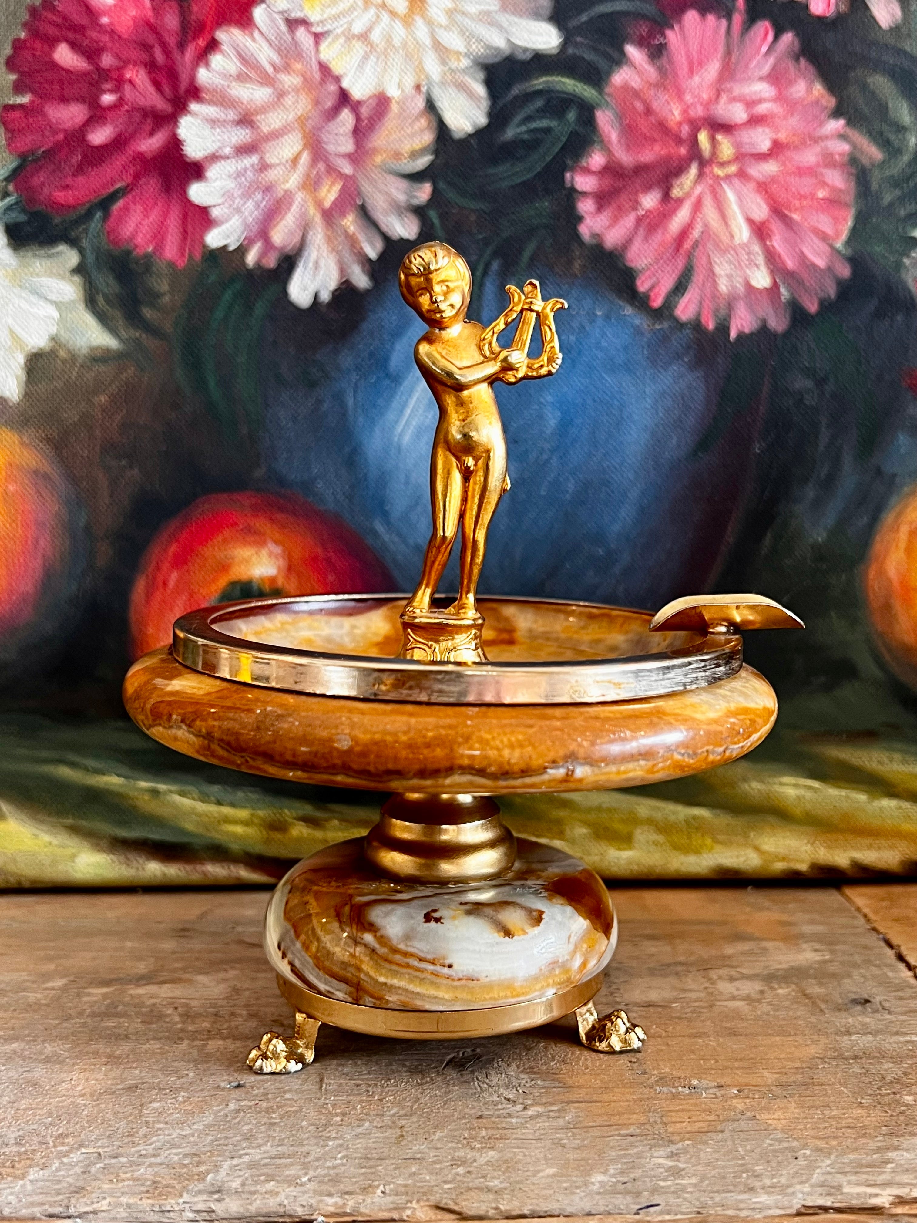 Marmeren asbak met putti,  onyx asbak op voet met engel, jaren 60, chique asbak, rokersgerei.