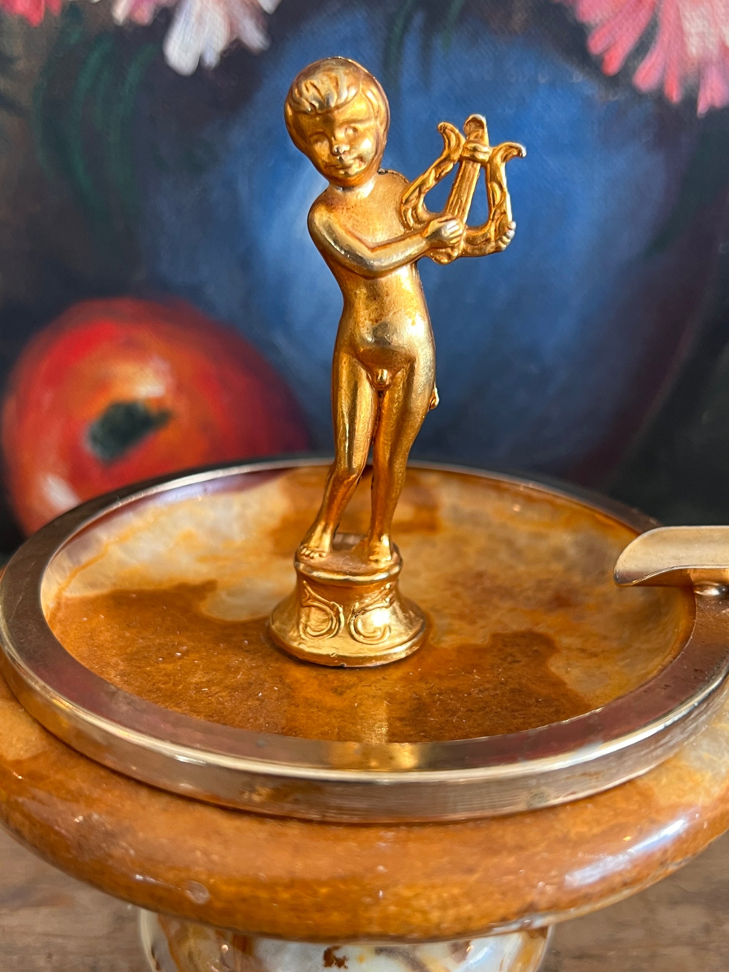 Marmeren asbak met putti,  onyx asbak op voet met engel, jaren 60, chique asbak, rokersgerei.