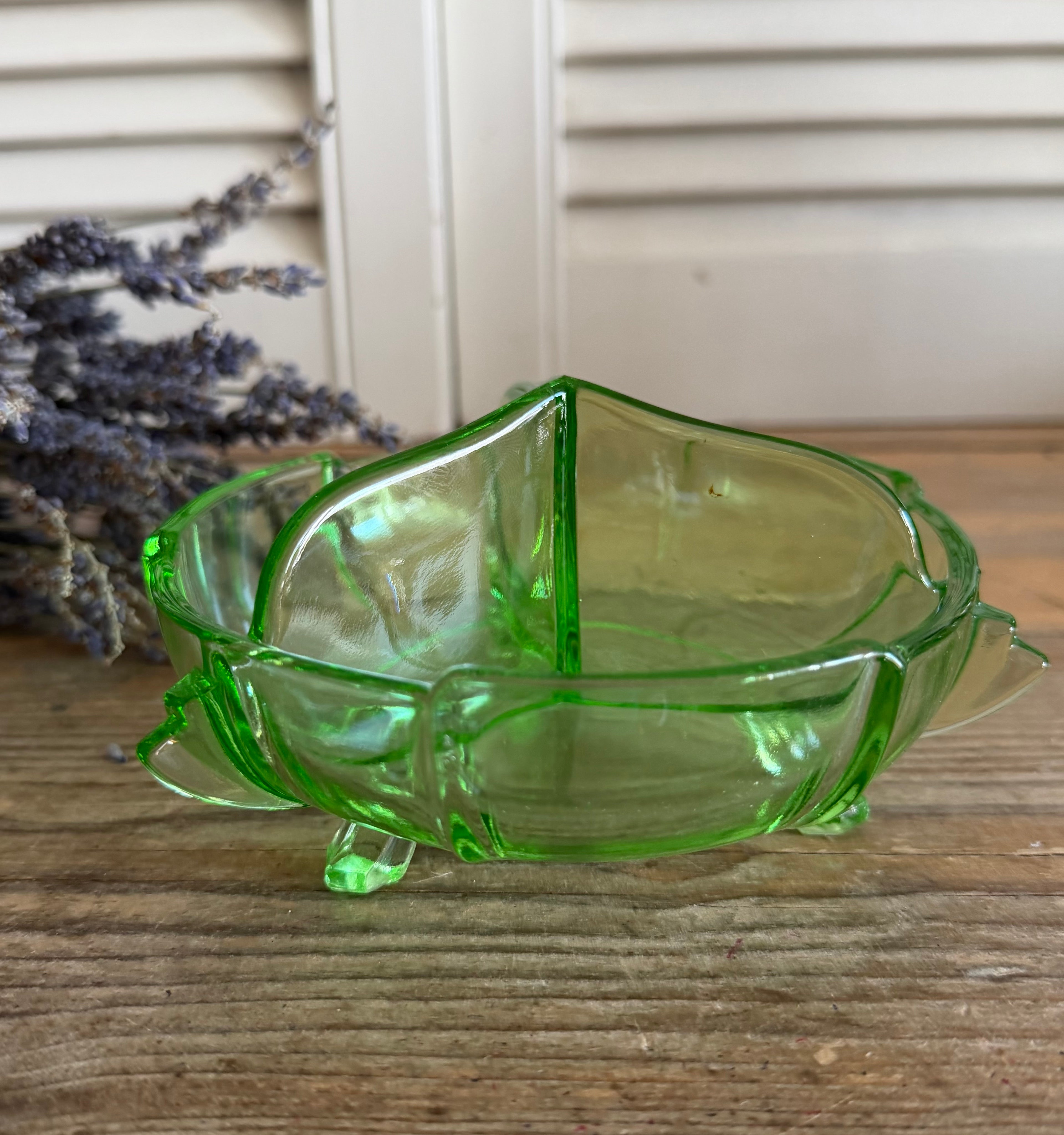 Antieke Art Deco vakjesschaal - groen glas, Art Deco glas, groen glas, antiek glas, antiek glaswerk, Sofia&