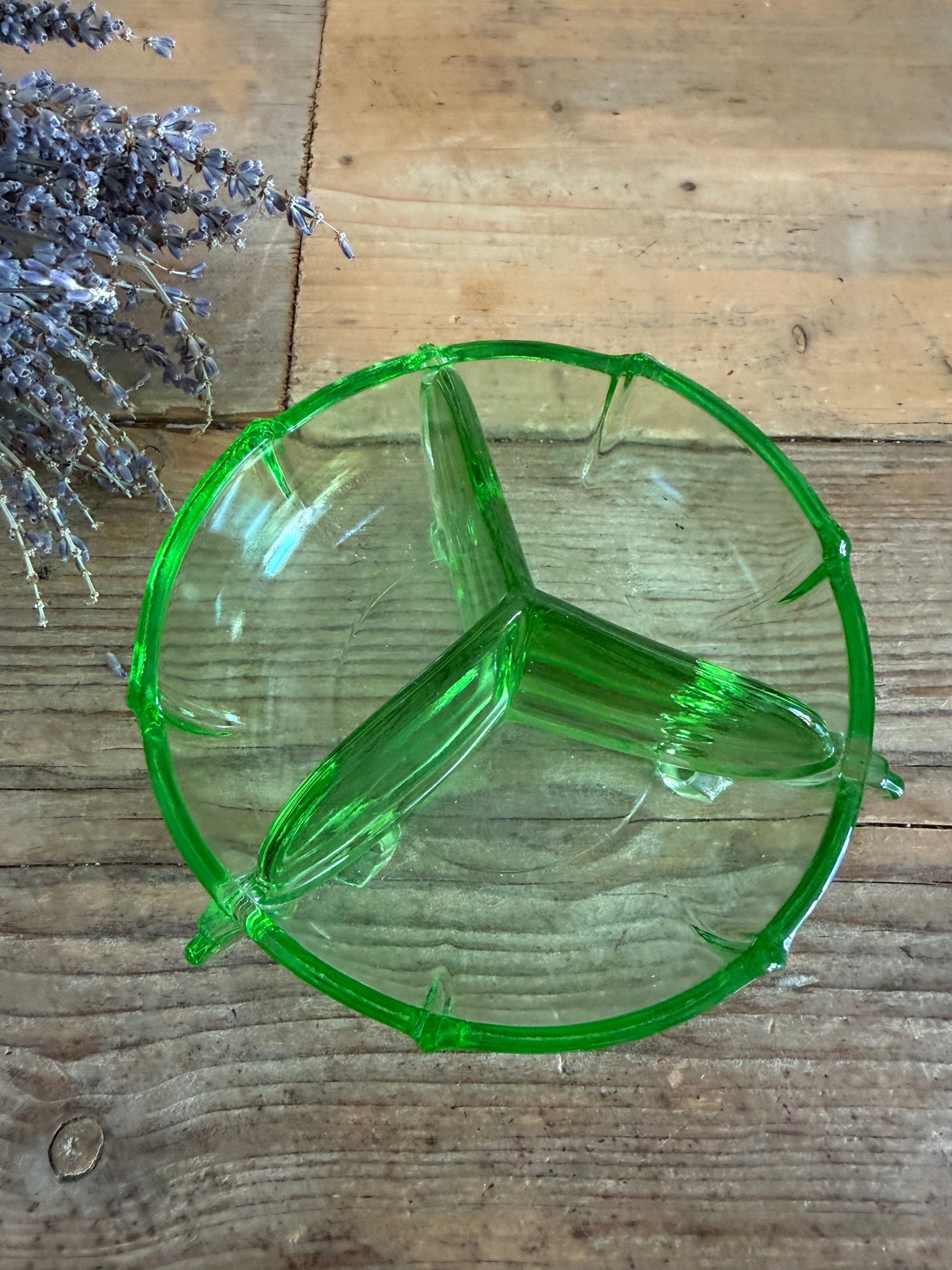 Antieke Art Deco vakjesschaal - groen glas, Art Deco glas, groen glas, antiek glas, antiek glaswerk, Sofia&