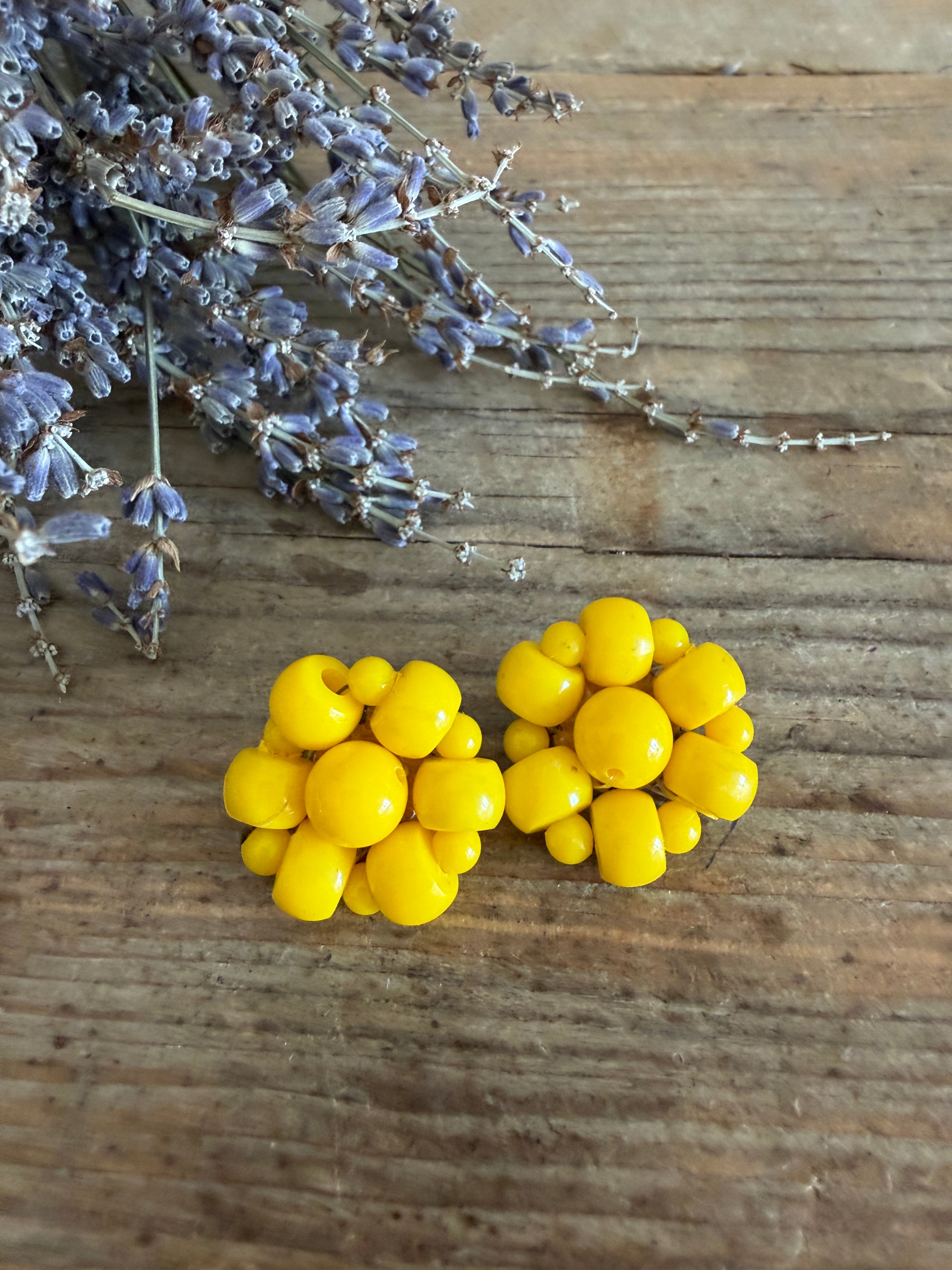 Vintage gele oorclips van kunststof - cluster oorbellen