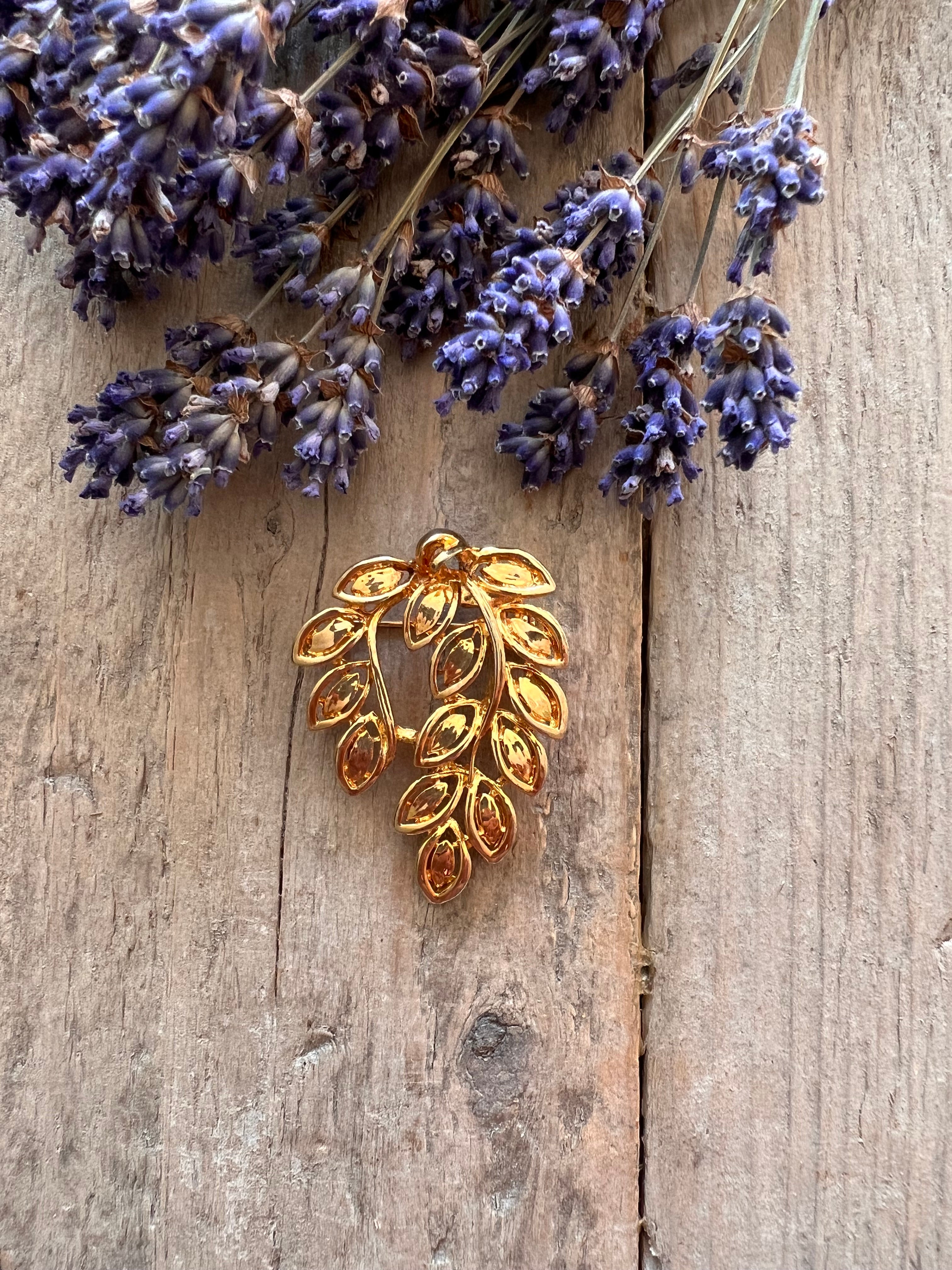 Goudkleurige blaadjes broche