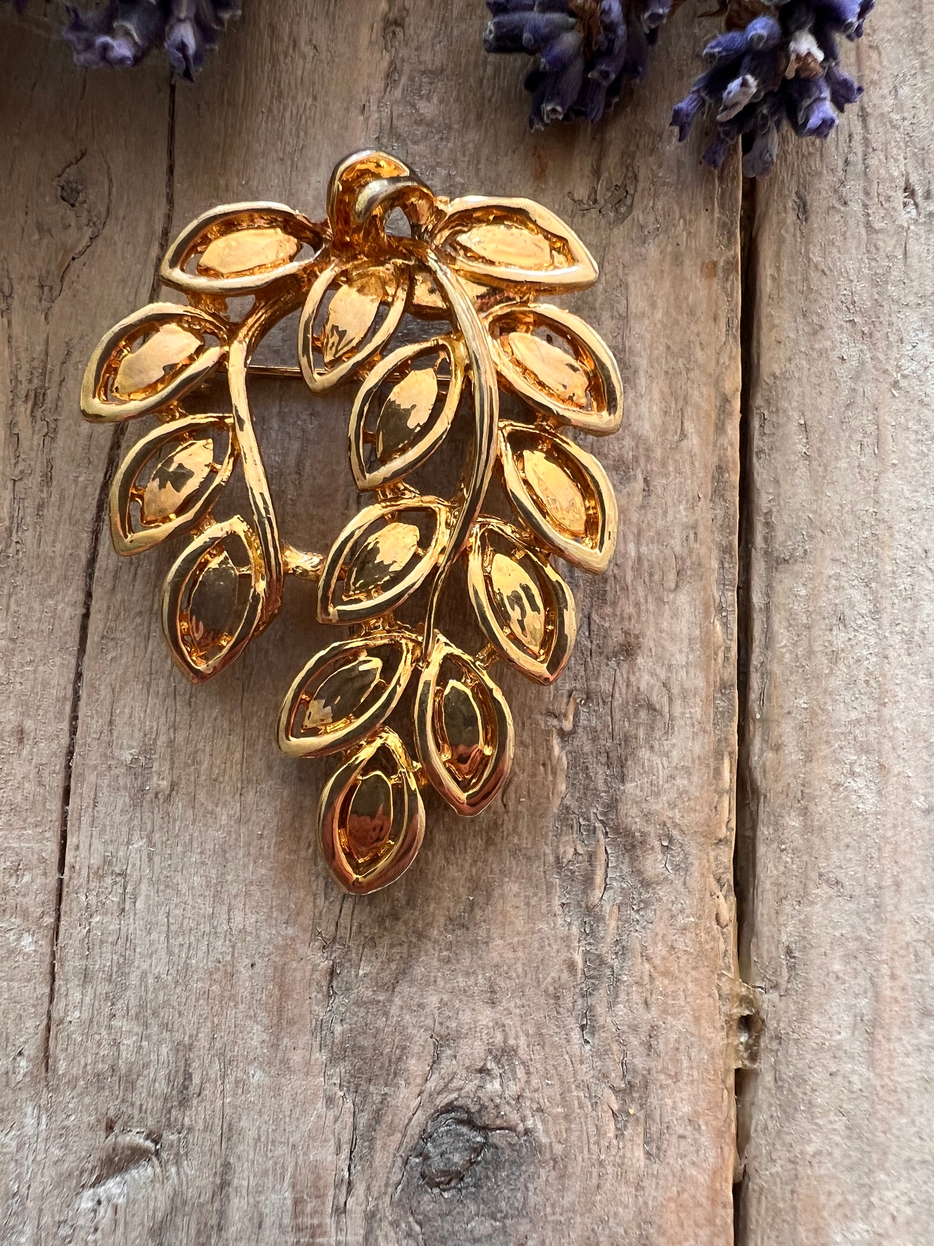 Goudkleurige blaadjes broche