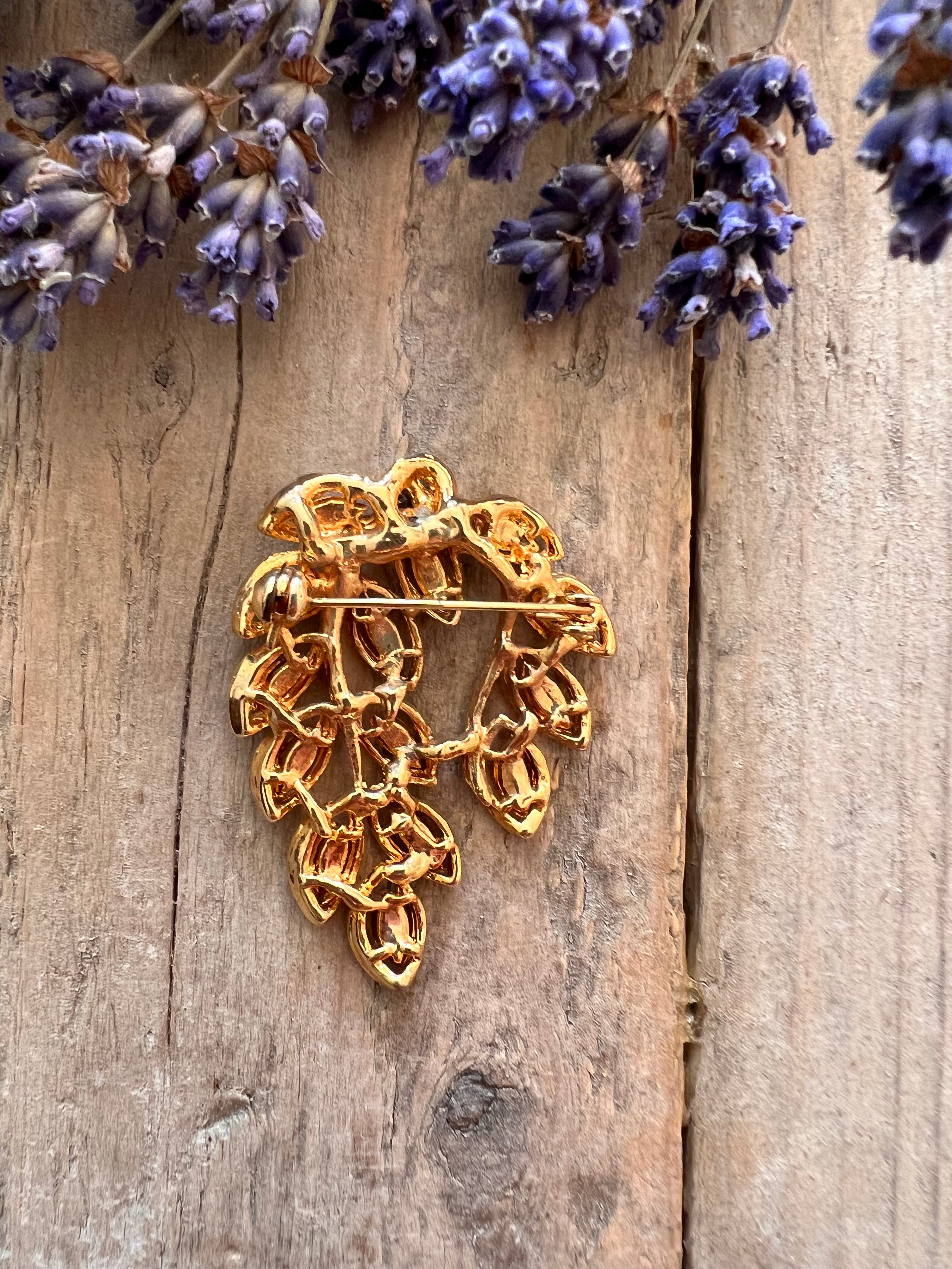 Goudkleurige blaadjes broche