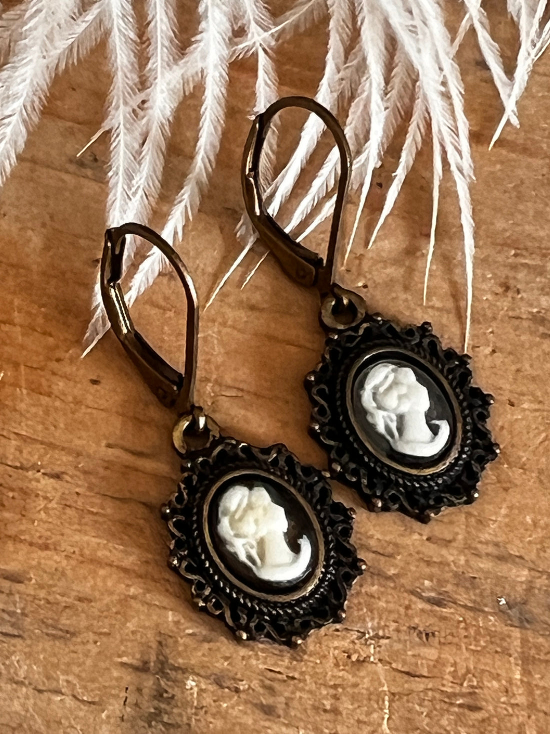 camee oorbellen, vintage camee oorbellen, klassieke oorbellen, antieke sieraden, elegante oorbellen dames, reliëf oorbellen vintage, tijdloze sieraden dames